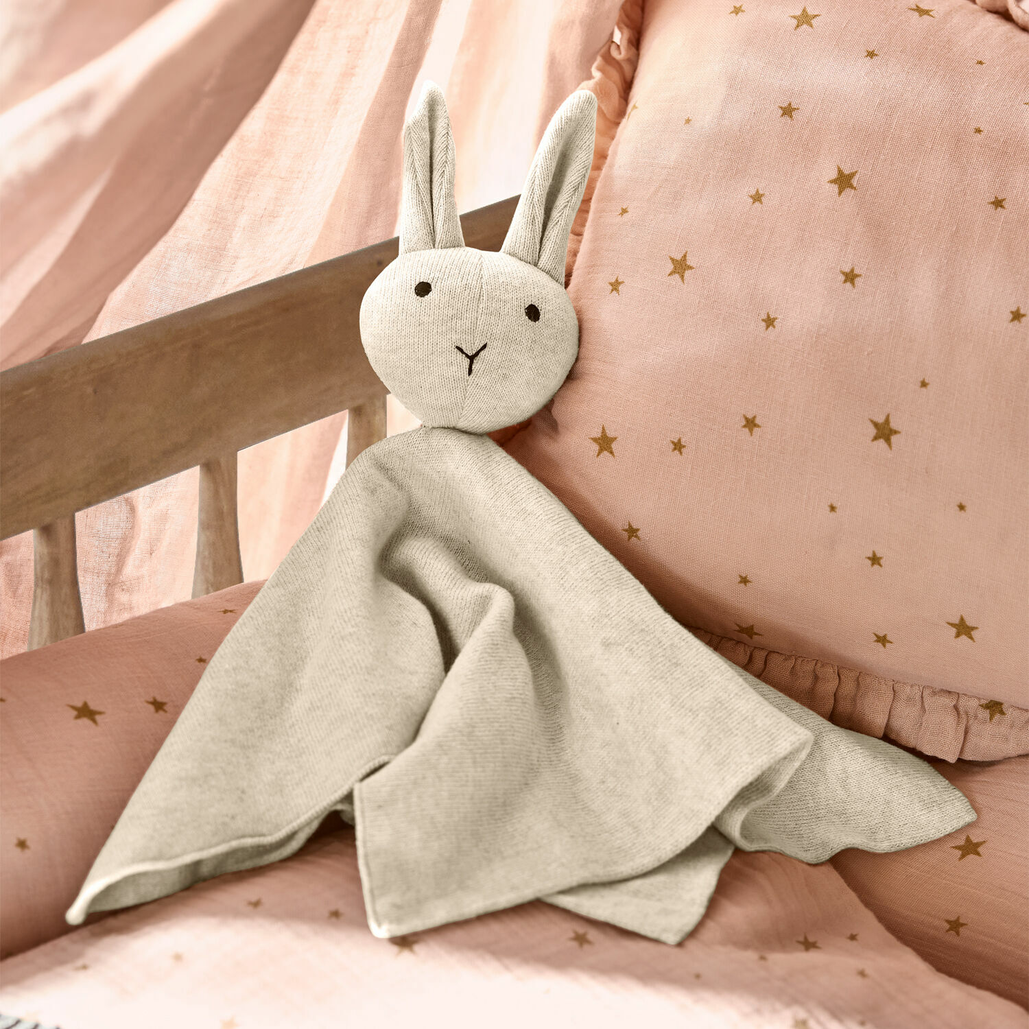 Stofftier Lumiou Weiches graues Stoff-Kuscheltier Hase auf rosa Bettwäsche mit Sternen, Kinderzimmerdeko