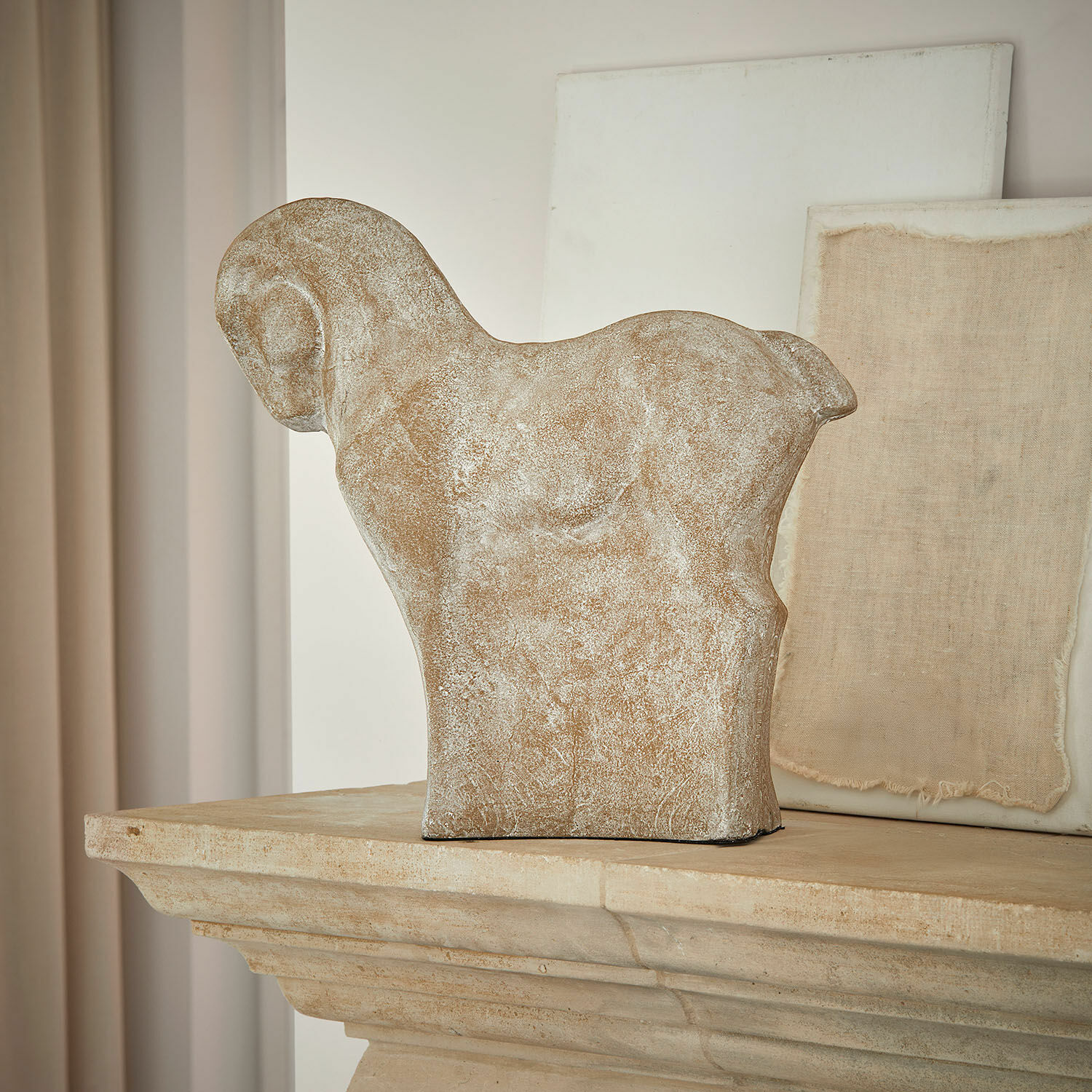 Deko-Pferd Vionello Dekorative Pferdeskulptur aus beigem Stein auf einem Steinkamin im rustikalen Stil