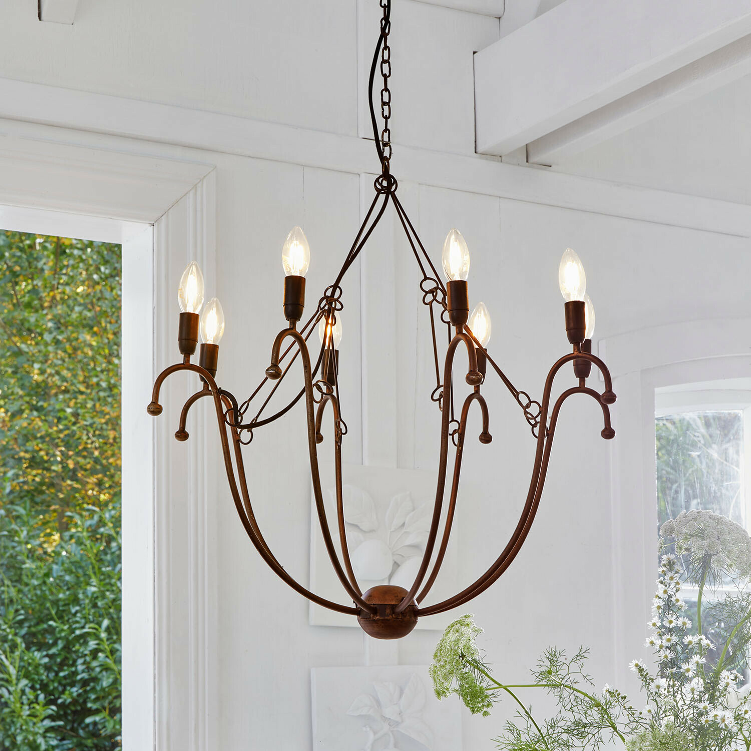 Rustikaler Kronleuchter aus Metall in Rostfarbe mit acht Leuchtmitteln, Innenraumbeleuchtung