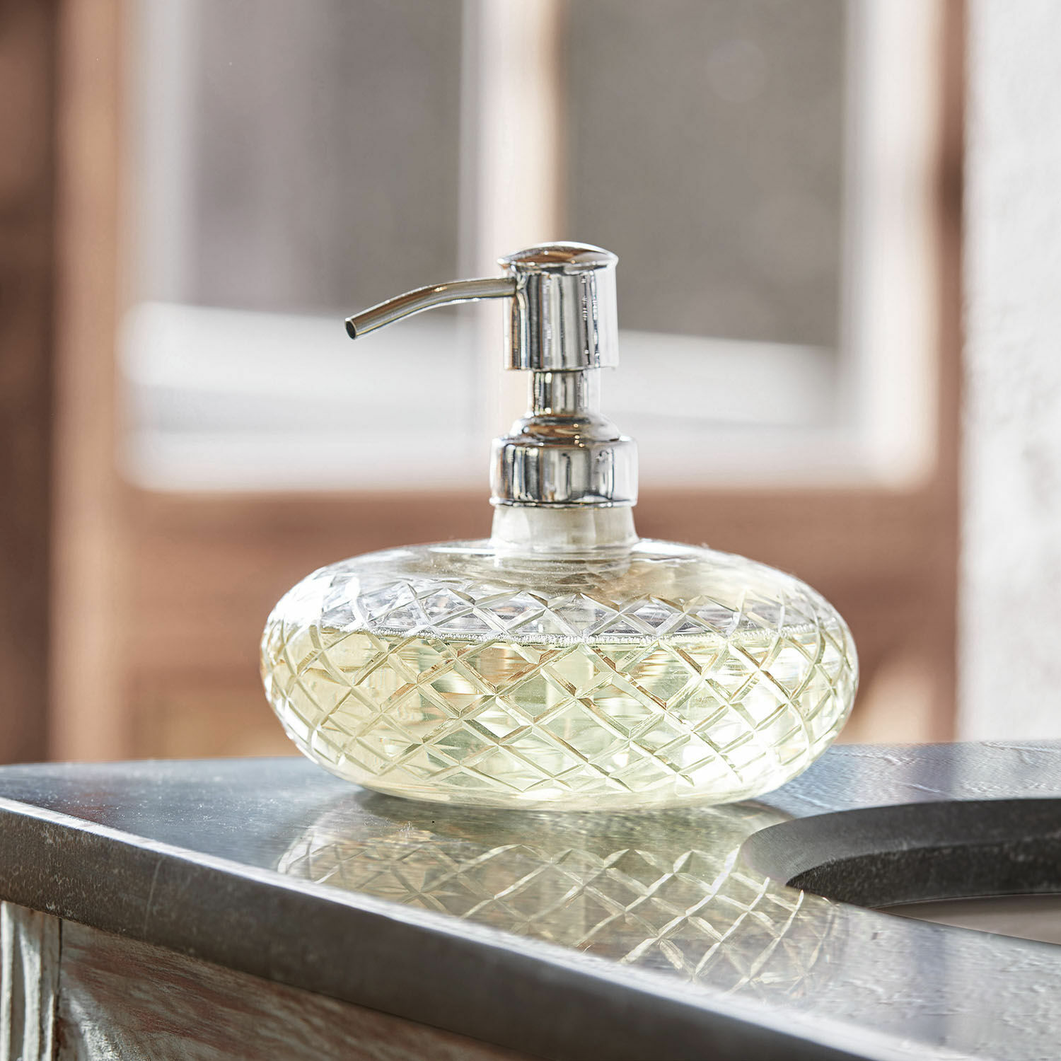 Seifenspender Cullen Glas-Seifenspender mit Metallpumpe auf Waschbecken, transparent mit gelblicher Flüssigkeit