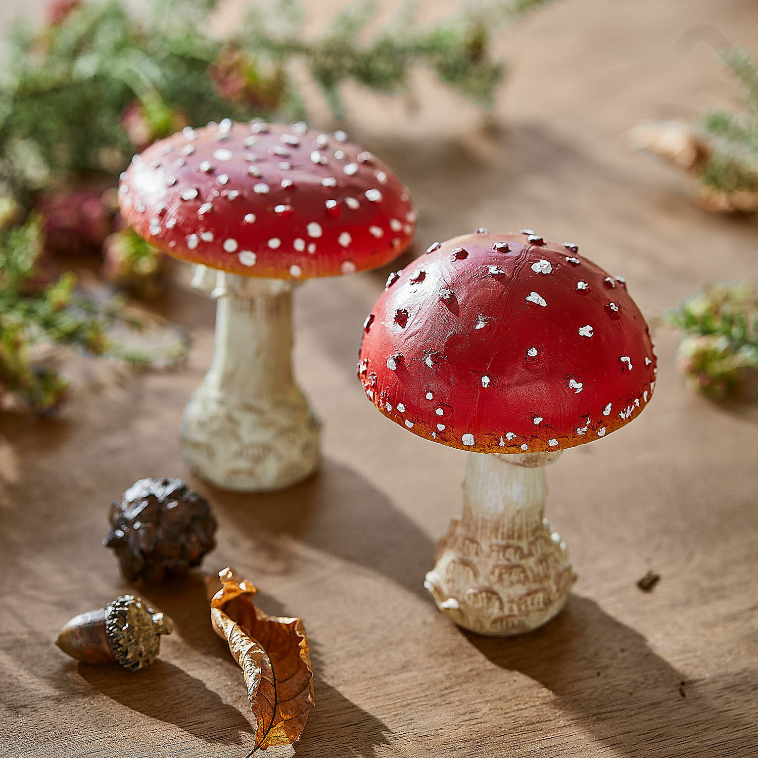 Deko-Pilz 2er Set Quintelle Dekorative rote Pilze mit weißen Punkten auf Holztisch mit Blatt und Eichel