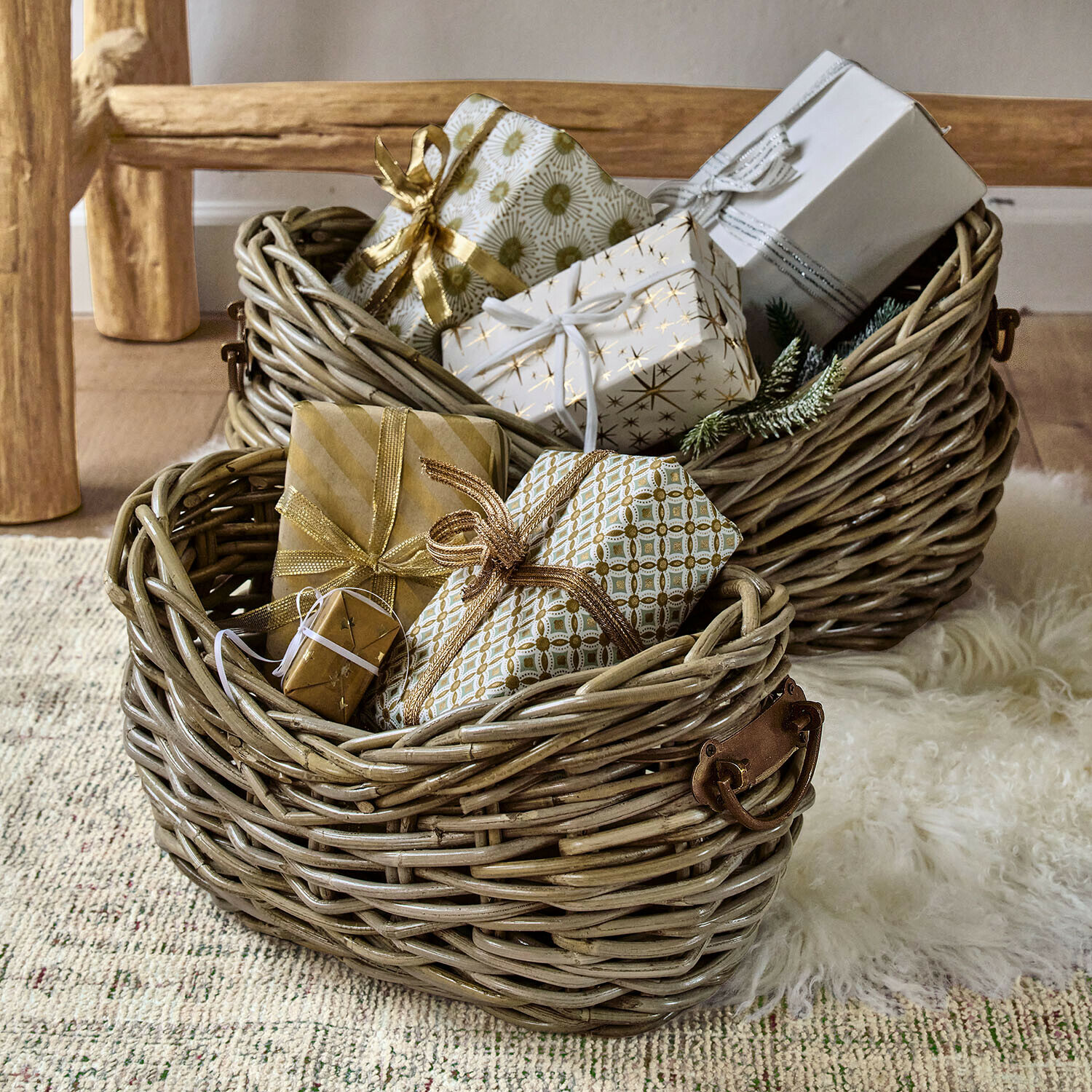 Korb 2er Set Bellorie Zwei naturfarbene Weidenkörbe mit Geschenken in gold-weißen Geschenkpapieren dekorativ gefüllt