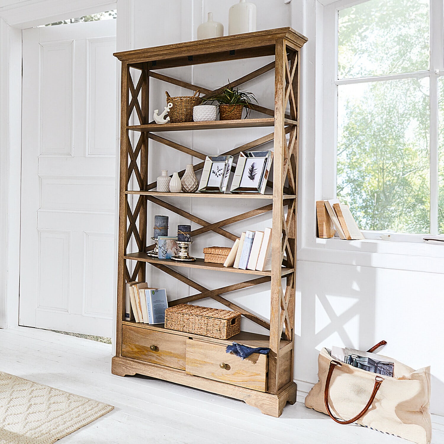 Regal Vélu Regal aus hellem Holz mit Schubladen, Dekorationen und Büchern in hellem Raum