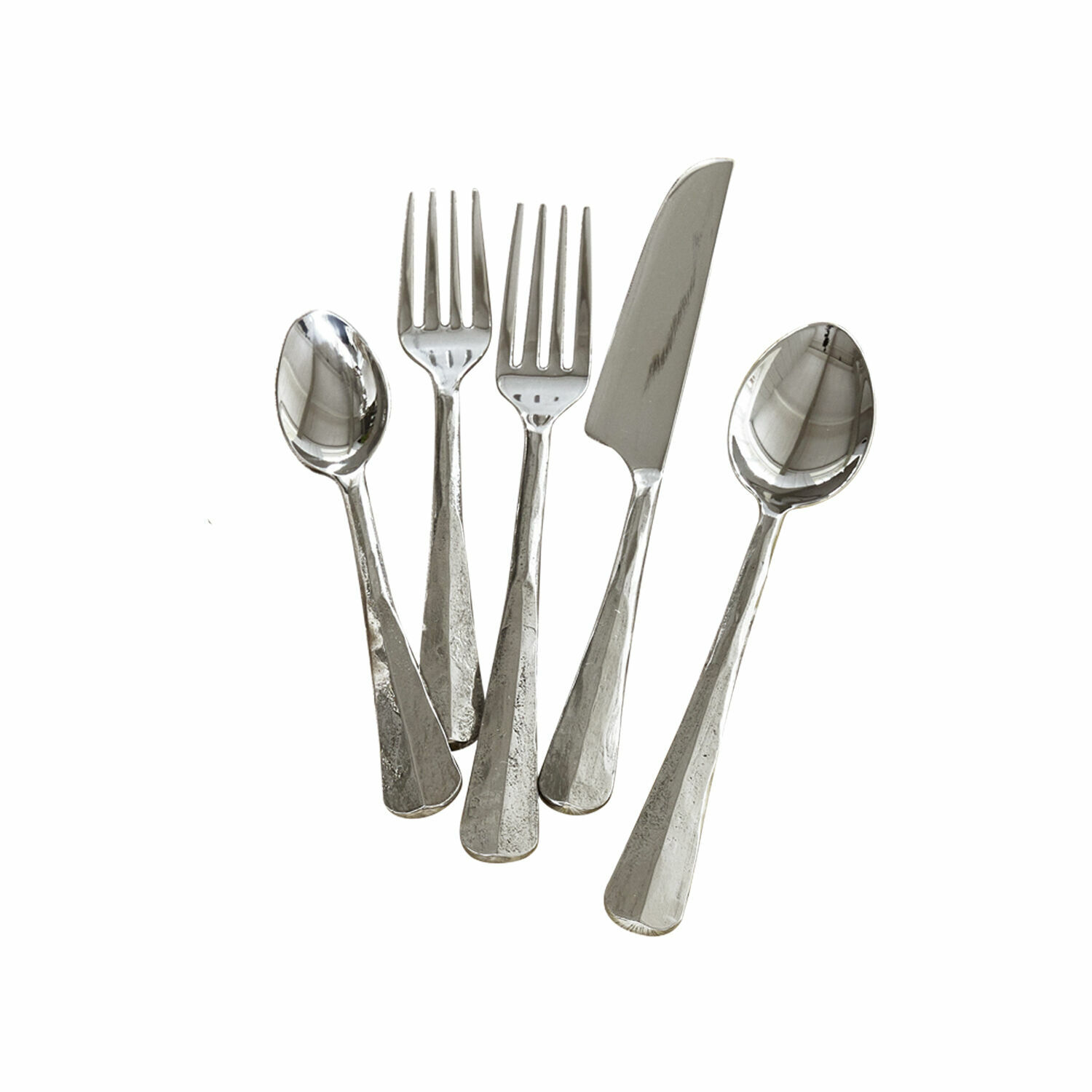 Besteckset Malden aus silbernem Edelstahl mit rustikalem Design, ideal für den täglichen Gebrauch