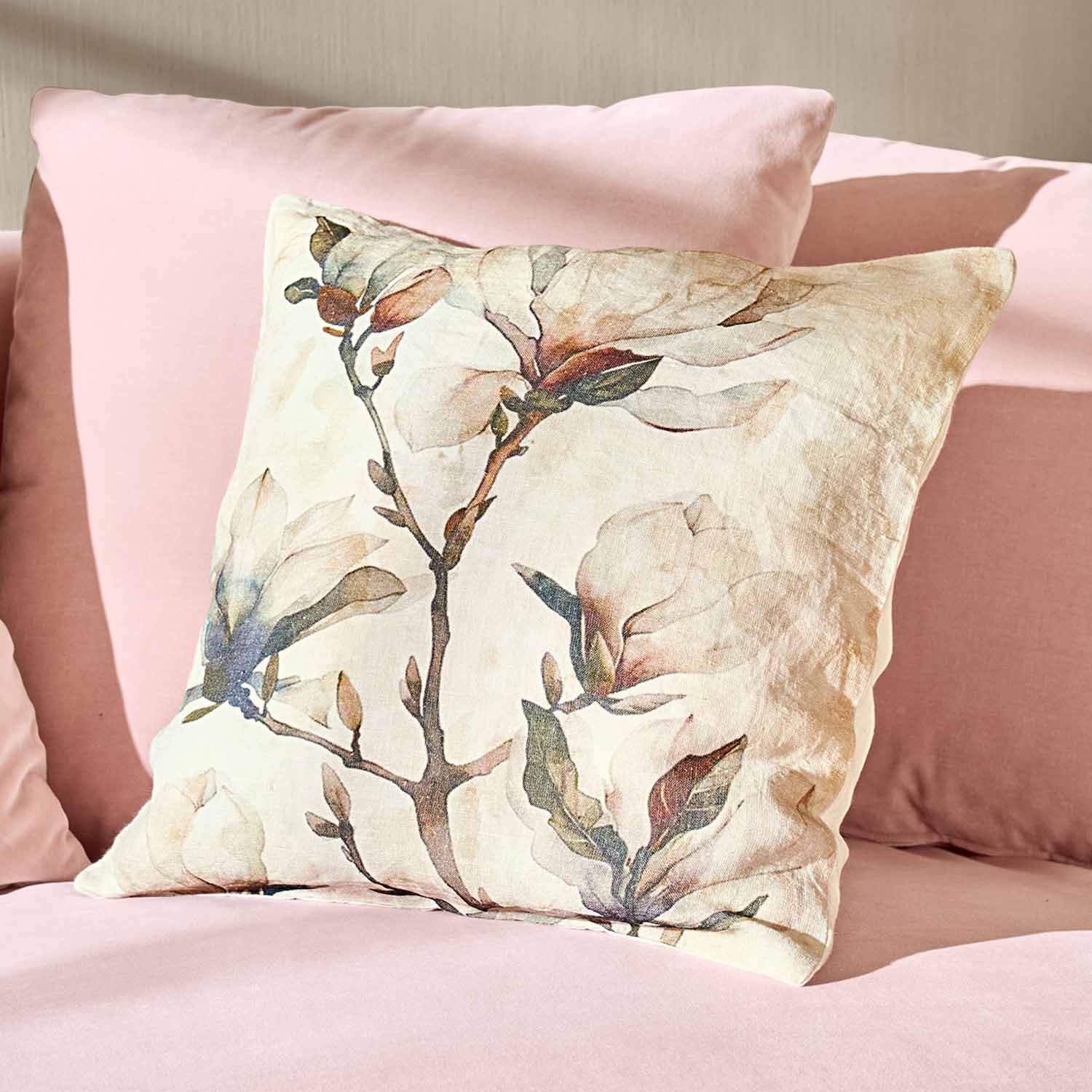 Dekoratives Baumwollkissen mit floralem Muster auf rosa Bettwäsche, stilvolles Schlafzimmer-Accessoire