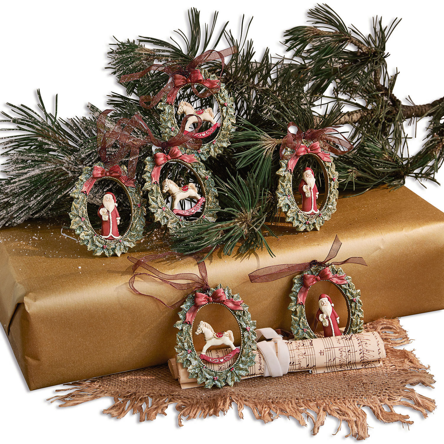 Anhänger 6er Set Chaignes Set Weihnachtsanhänger mit grünen Kränzen, Santa- und Schaukelpferd-Figuren für festliche Deko