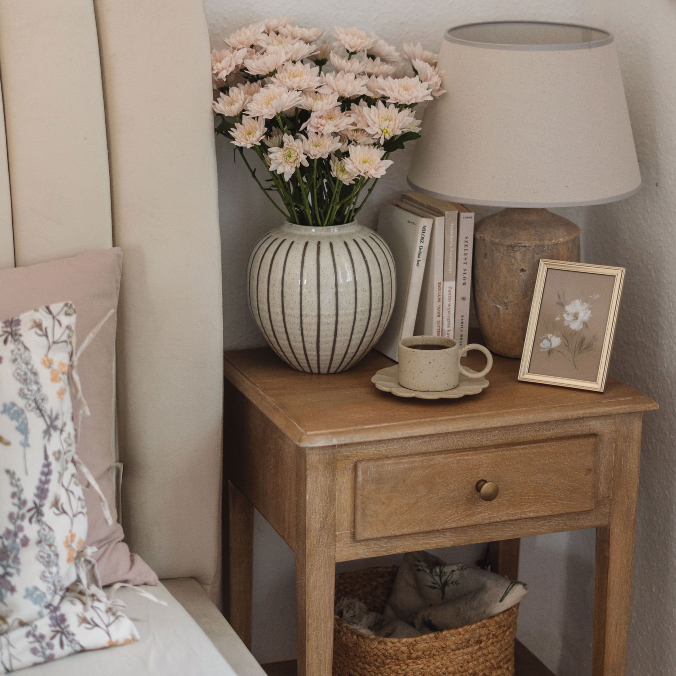 Holz-Nachttisch mit gestreiftem Keramikvase, Blumen, Lampe und Kaffeetasse in Beige