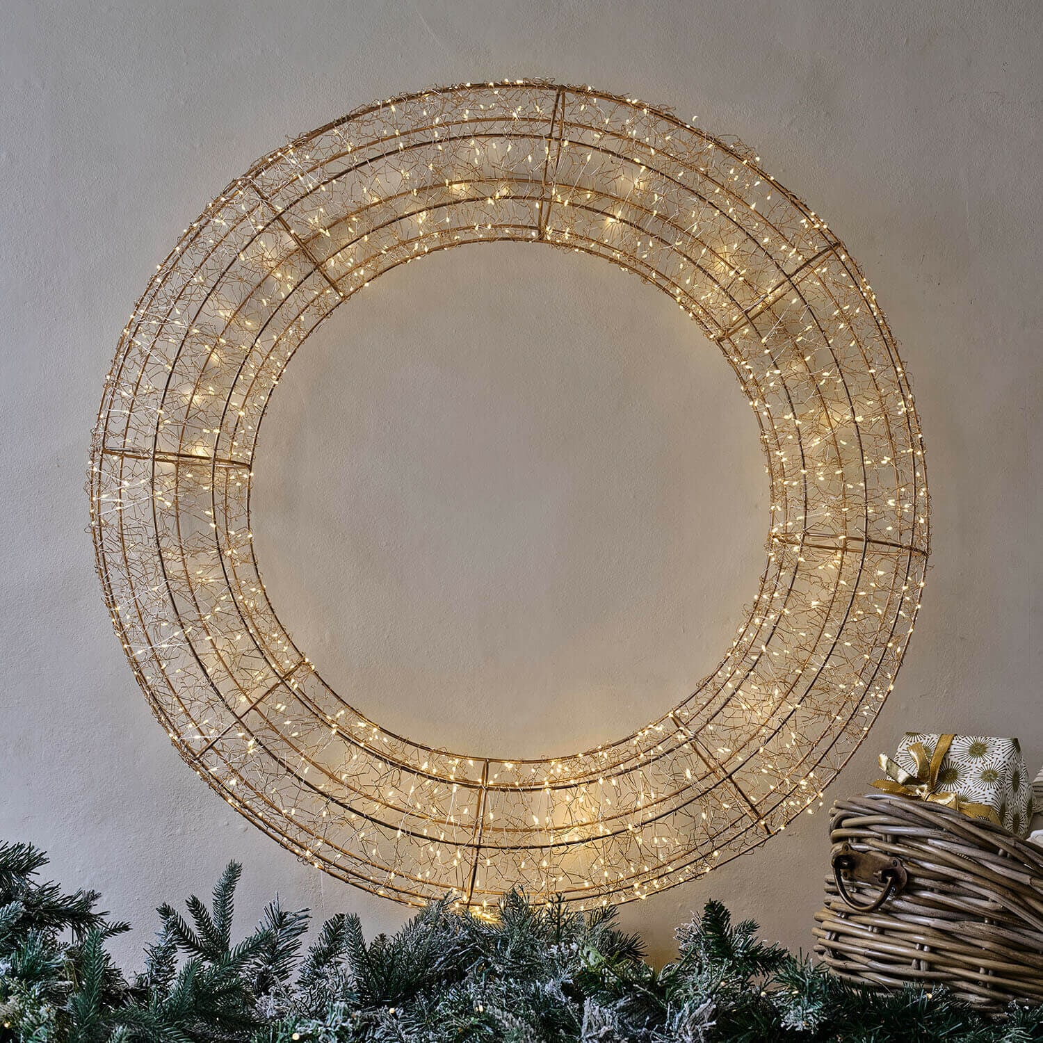 LED-Kranz Raviyah Runder Deko-Kranz aus goldenem Metallgeflecht mit warmweißen LED-Lichtern für Weihnachtsdeko