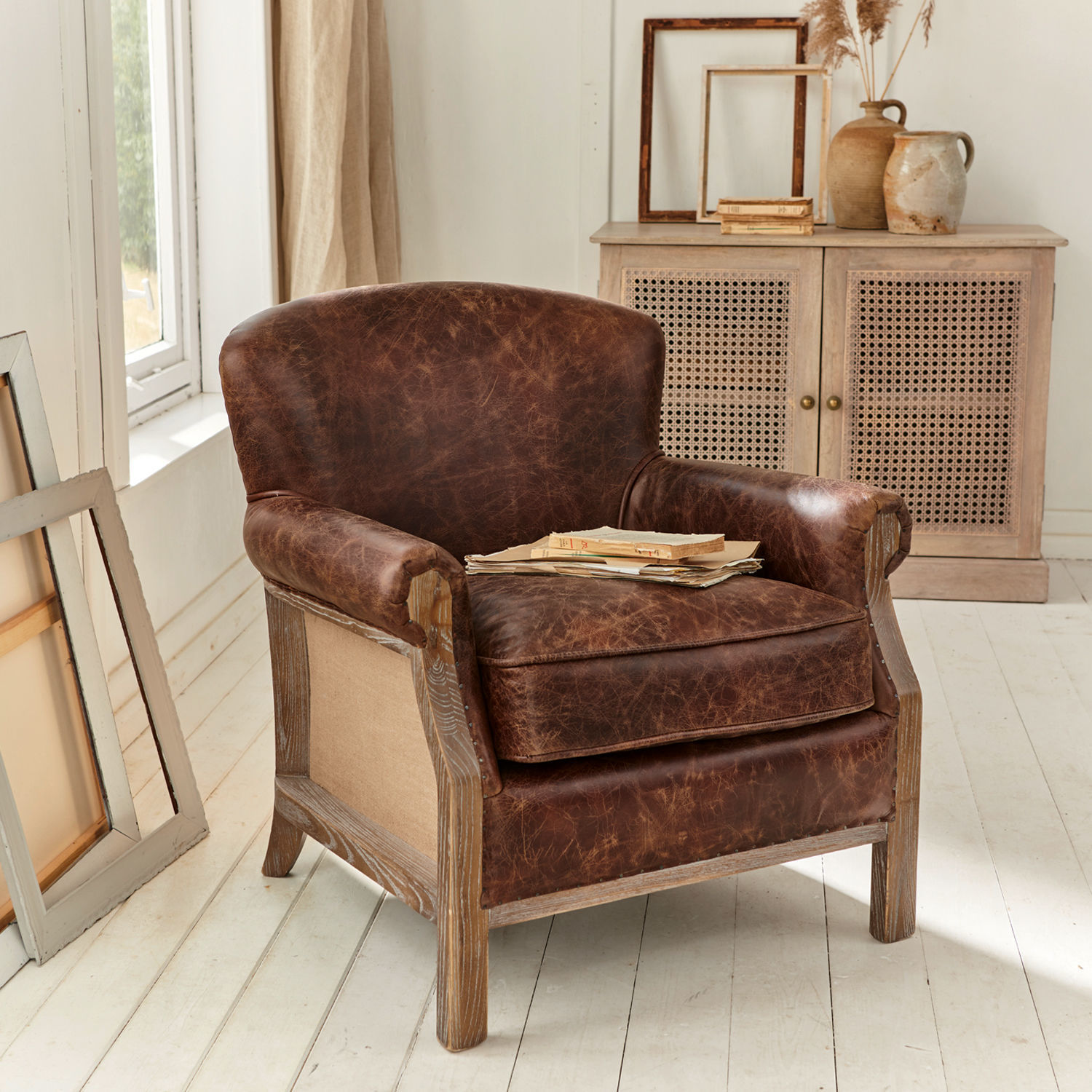 Sessel Banbury Brauner Ledersessel mit Used-Look und Holzrahmen in hellem Raum mit natürlichem Licht