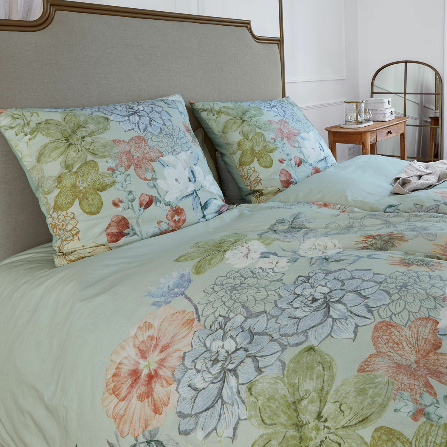 Bettwäsche aus Baumwolle mit pastellfarbenen Blumen auf hellem Grund, dekorativ und bequem