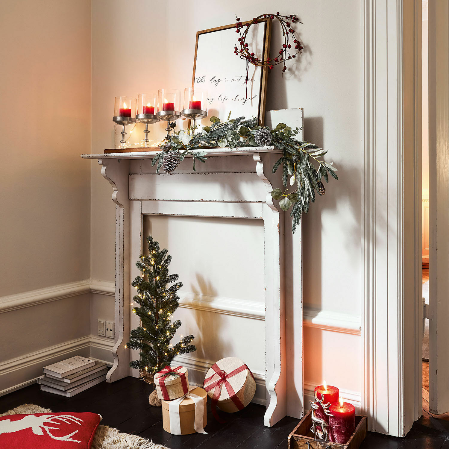 Kaminkonsole Cessieu Weißer dekorativer Holz-Kamin mit grünem Kranz, roten Kerzen und Weihnachtsgeschenken