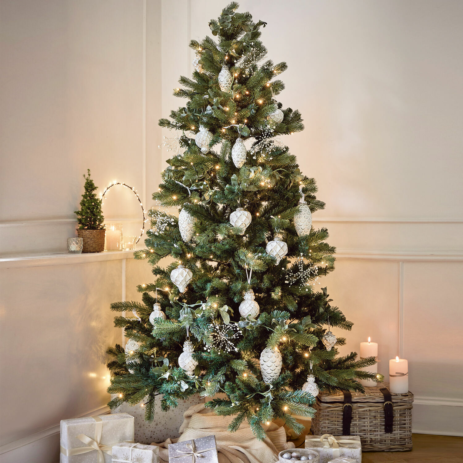 Weihnachtsbaum Helford Grüner Weihnachtsbaum mit weißen Kugeln und warmen Lichterketten, festliche Dekoration mit Geschenken
