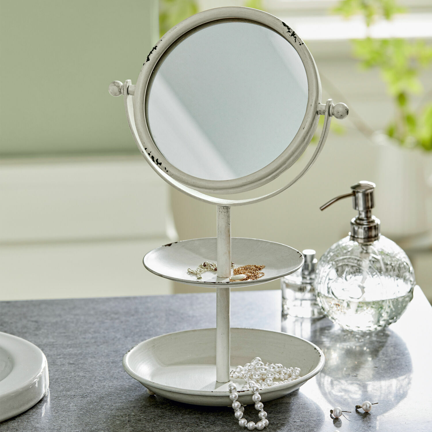 Kosmetikspiegel Elsa Weißes Metall-Standspiegel mit zwei Ablagen für Schmuck, ideal für Badezimmer oder Schminktisch