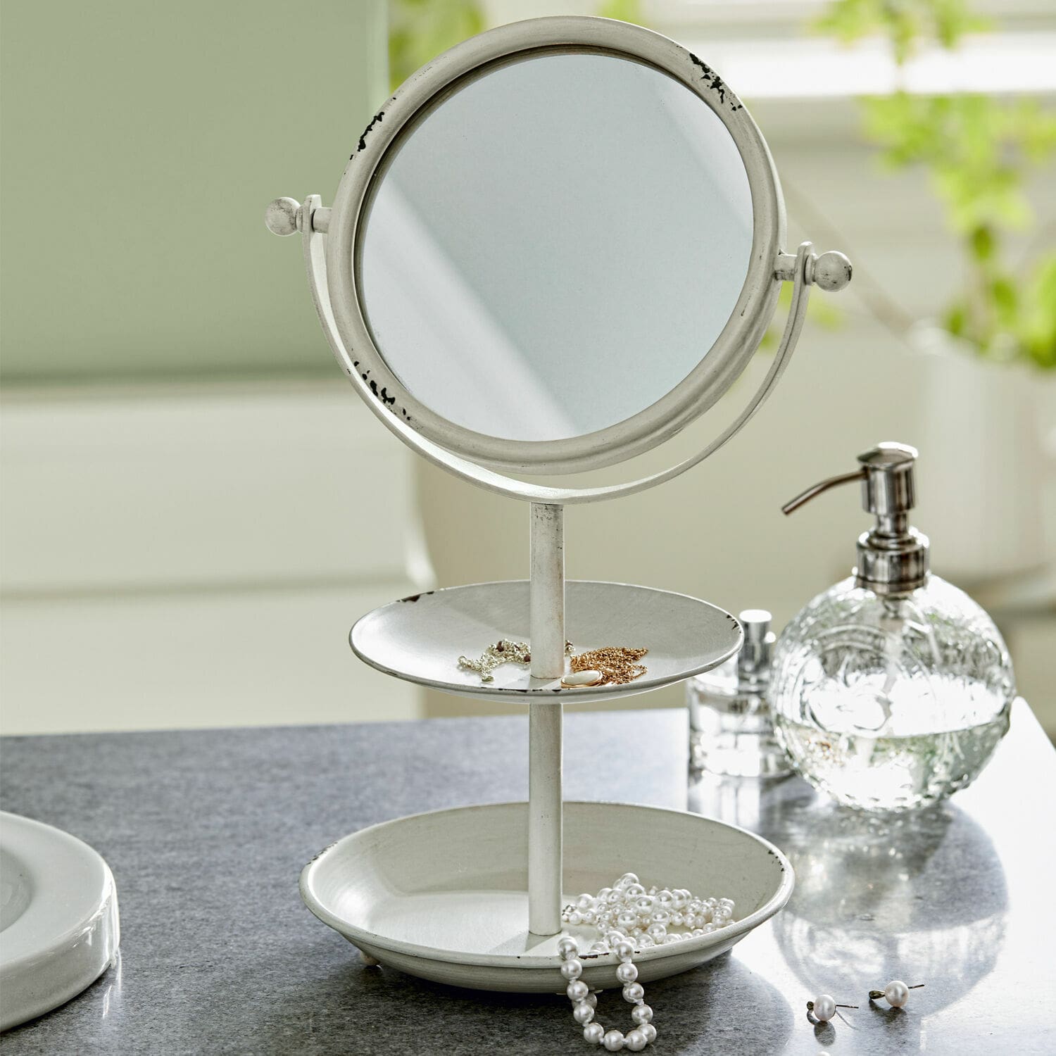 Kosmetikspiegel Elsa Weißes Metall-Standspiegel mit zwei Ablagen für Schmuck, ideal für Badezimmer oder Schminktisch