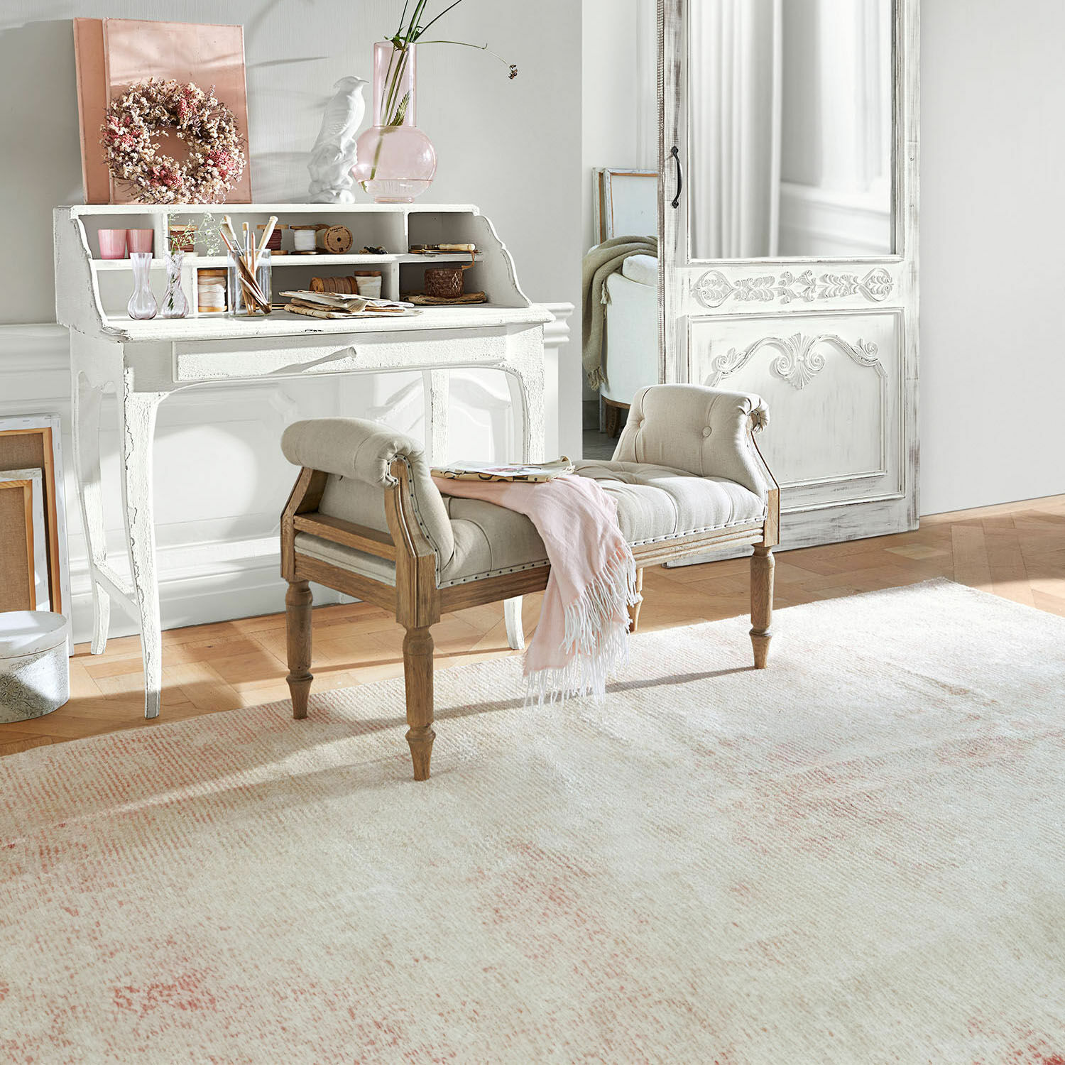 Bank Griveta Beige gepolsterte Bank aus hellem Holz in hellem Raum mit Teppich und antikem Sekretär