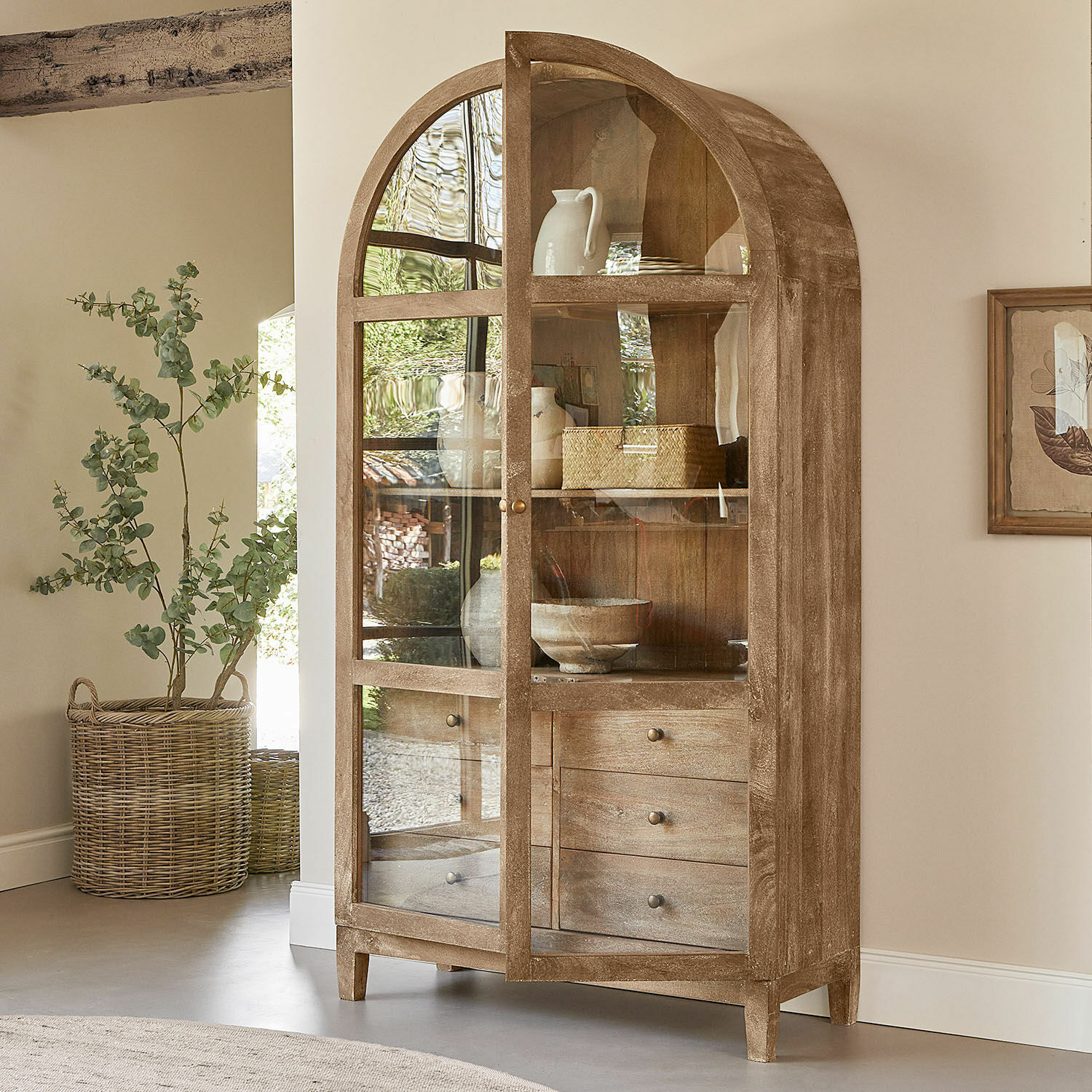 Schrank Winscombe Holzvitrine mit Glastüren und drei Schubladen in natürlicher Holzfarbe für stilvolles Wohnzimmer