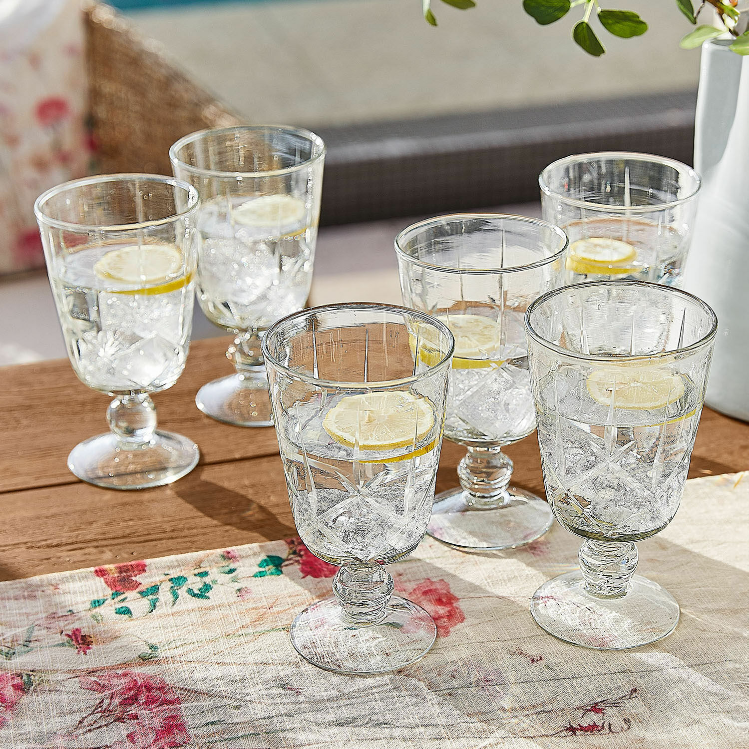 Glas 6er Set Mirathor Sechsteiliges Set transparenter Wassergläser mit Stiel, Eiswürfeln und Zitronenscheibe auf Holztisch
