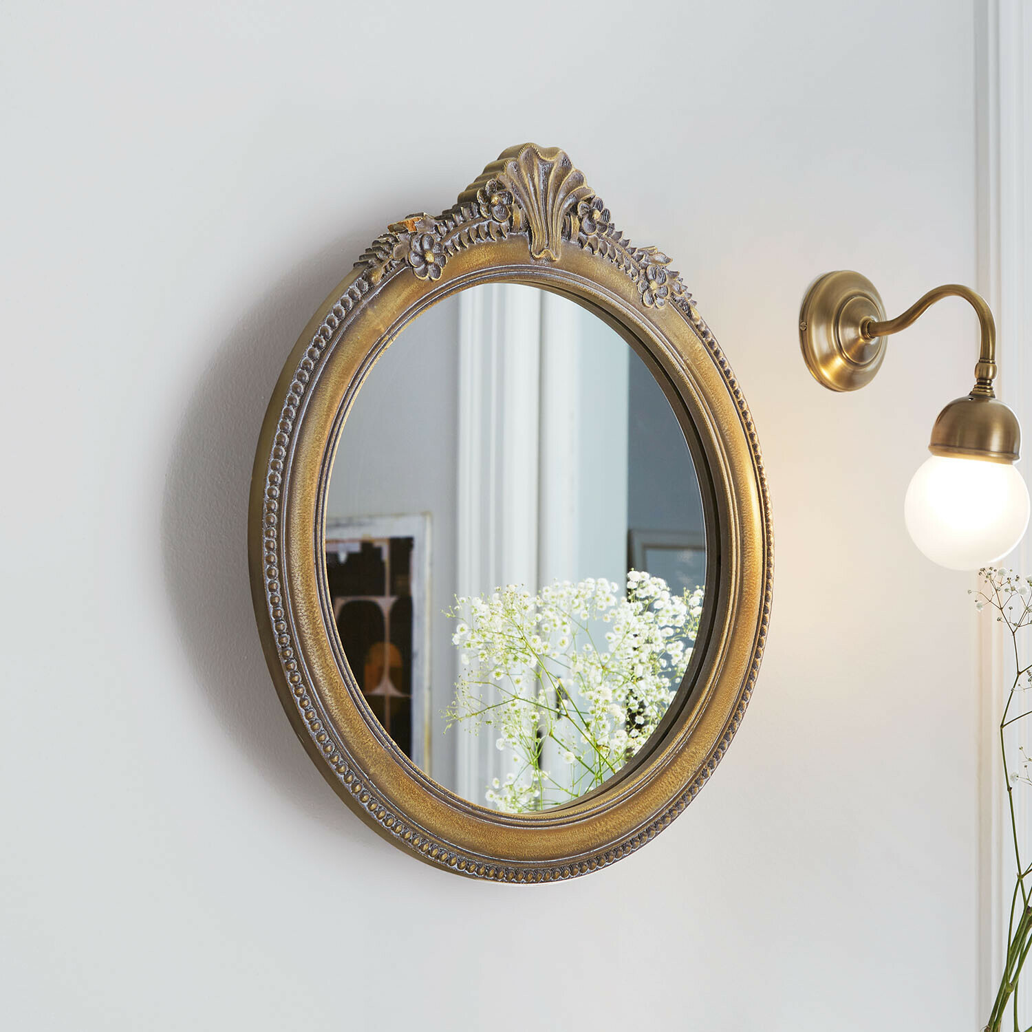 Ovaler Spiegel mit verziertem Rahmen in antikgold, dekoratives Wandobjekt im Vintage-Stil
