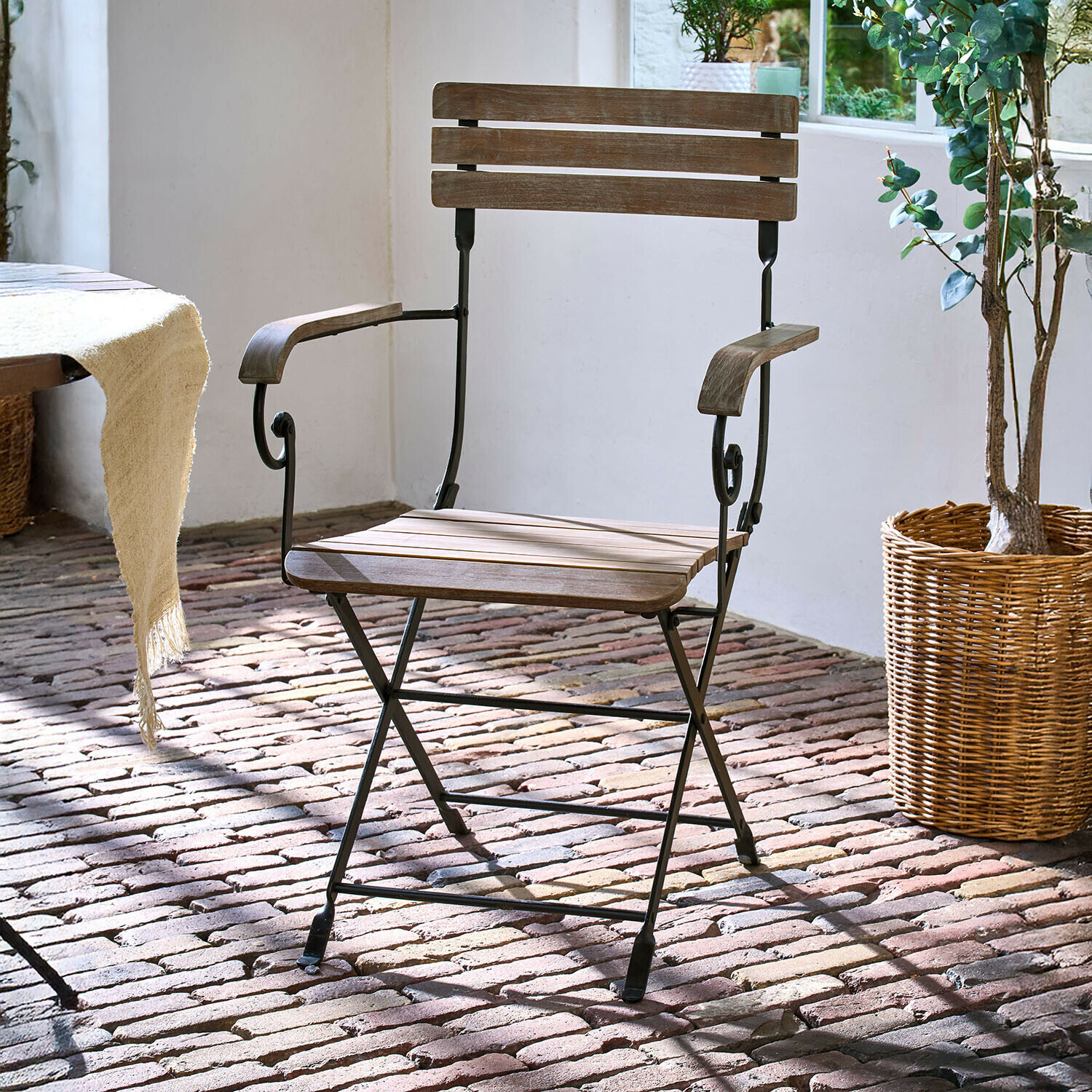 Stuhl Arémont Gartenstuhl aus Holz und Metall in Naturfarbe, ideal für gemütliche Terrasse oder Veranda