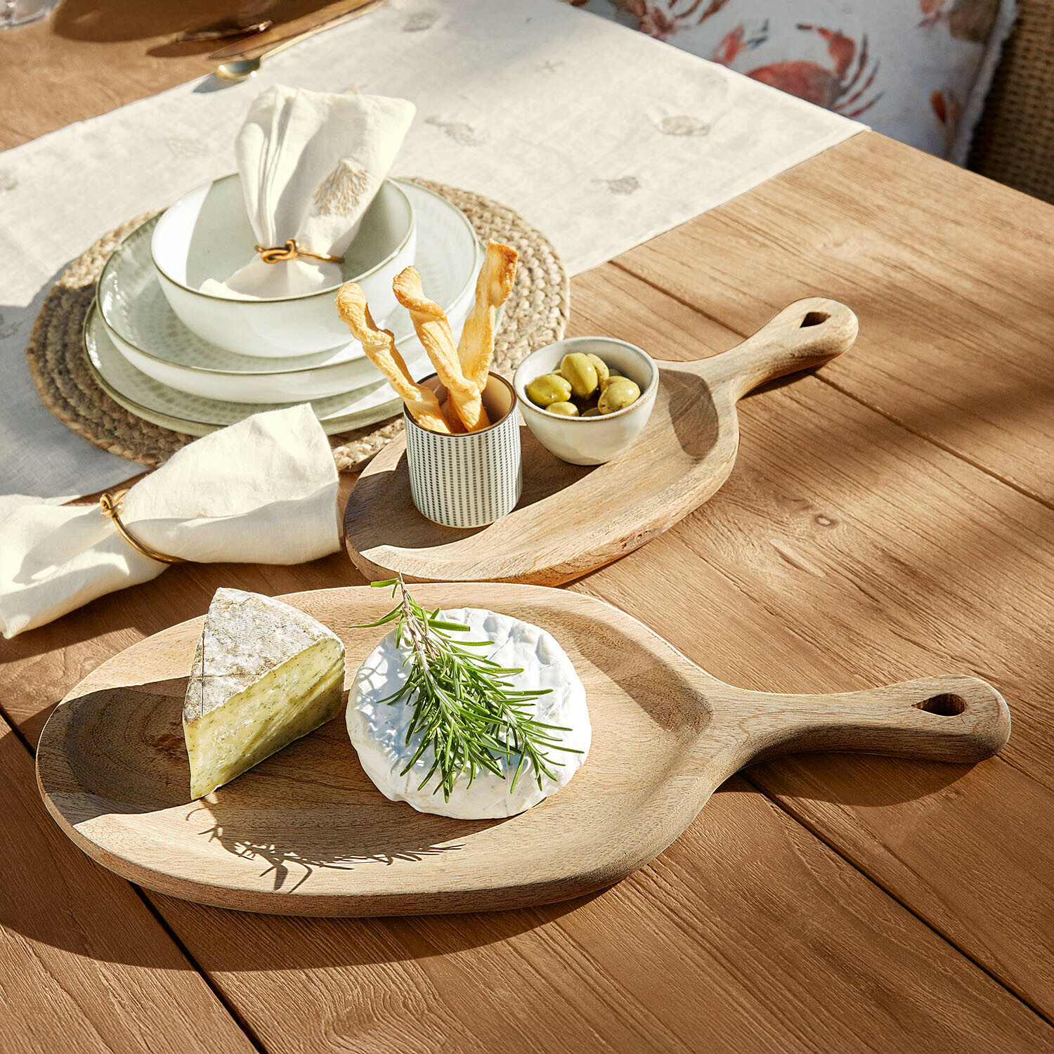 Tablett 2er Set Nolaria Holzservierbrett mit Käse, Oliven und Snacks auf Holztisch bei natürlichem Licht