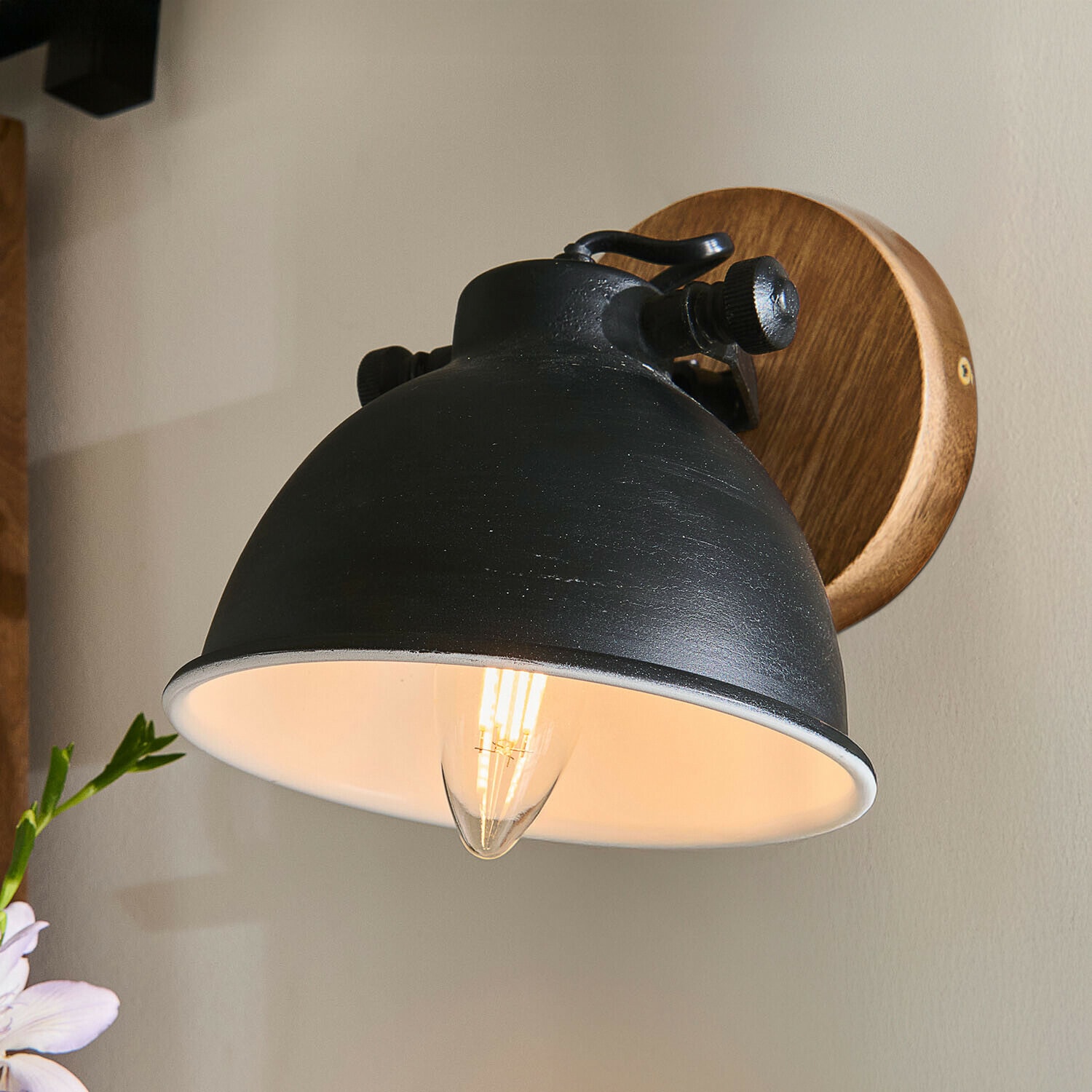 Wandlampe Ballée Schwarze Metall-Wandleuchte mit Holzsockel und warmweißem LED-Licht im Industrie-Design