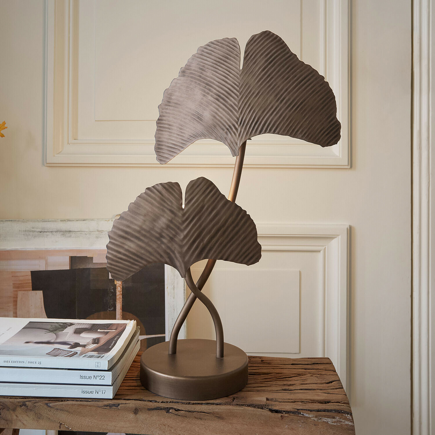 Tischlampe Marovelle Dekorative Metalllampe in Braun mit Ginkgo-Blattform auf einem Holztisch