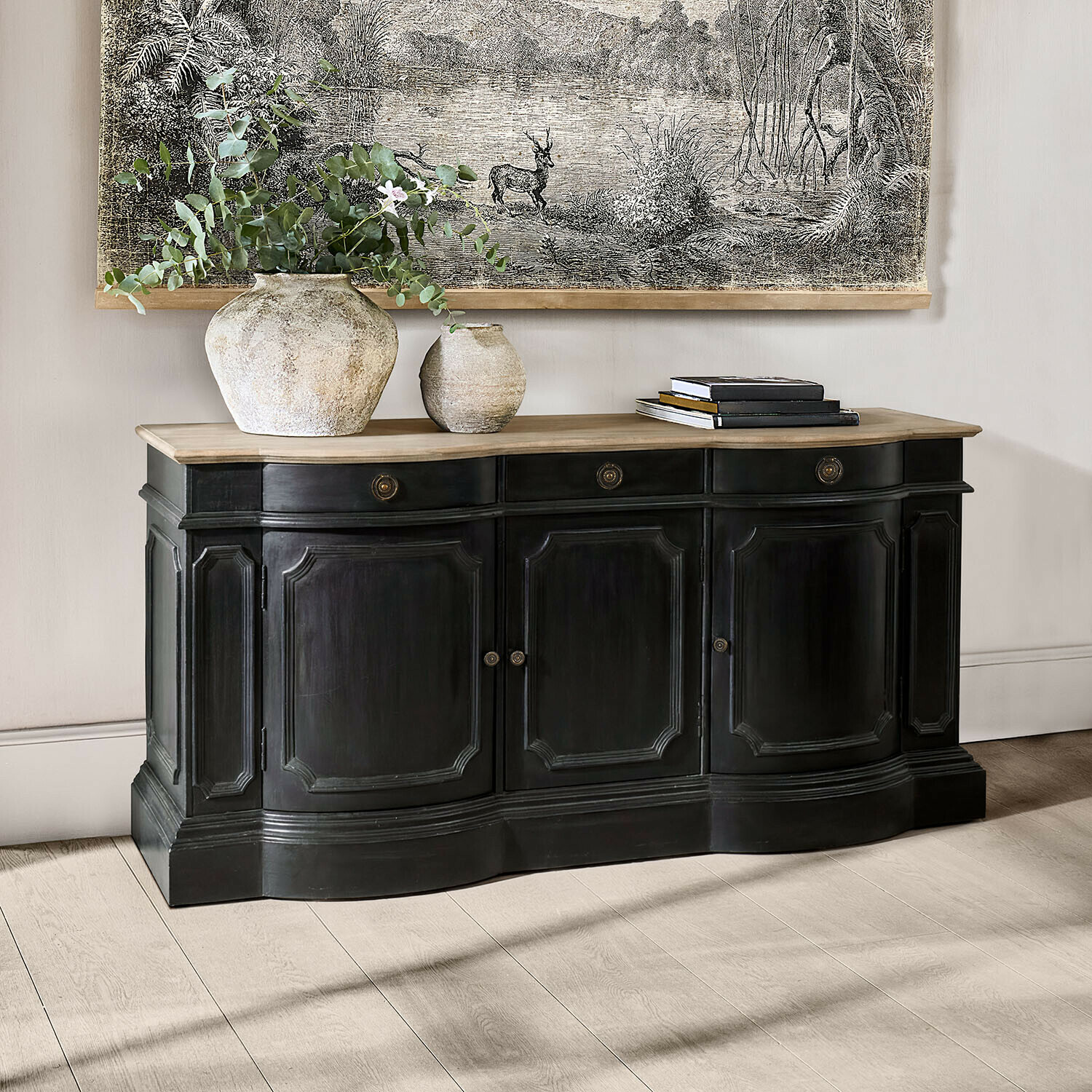 Sideboard Rélovine Schwarze Holzkommode mit hellem Holzplatte, dekoriert mit Vasen und Büchern, klassisches Design