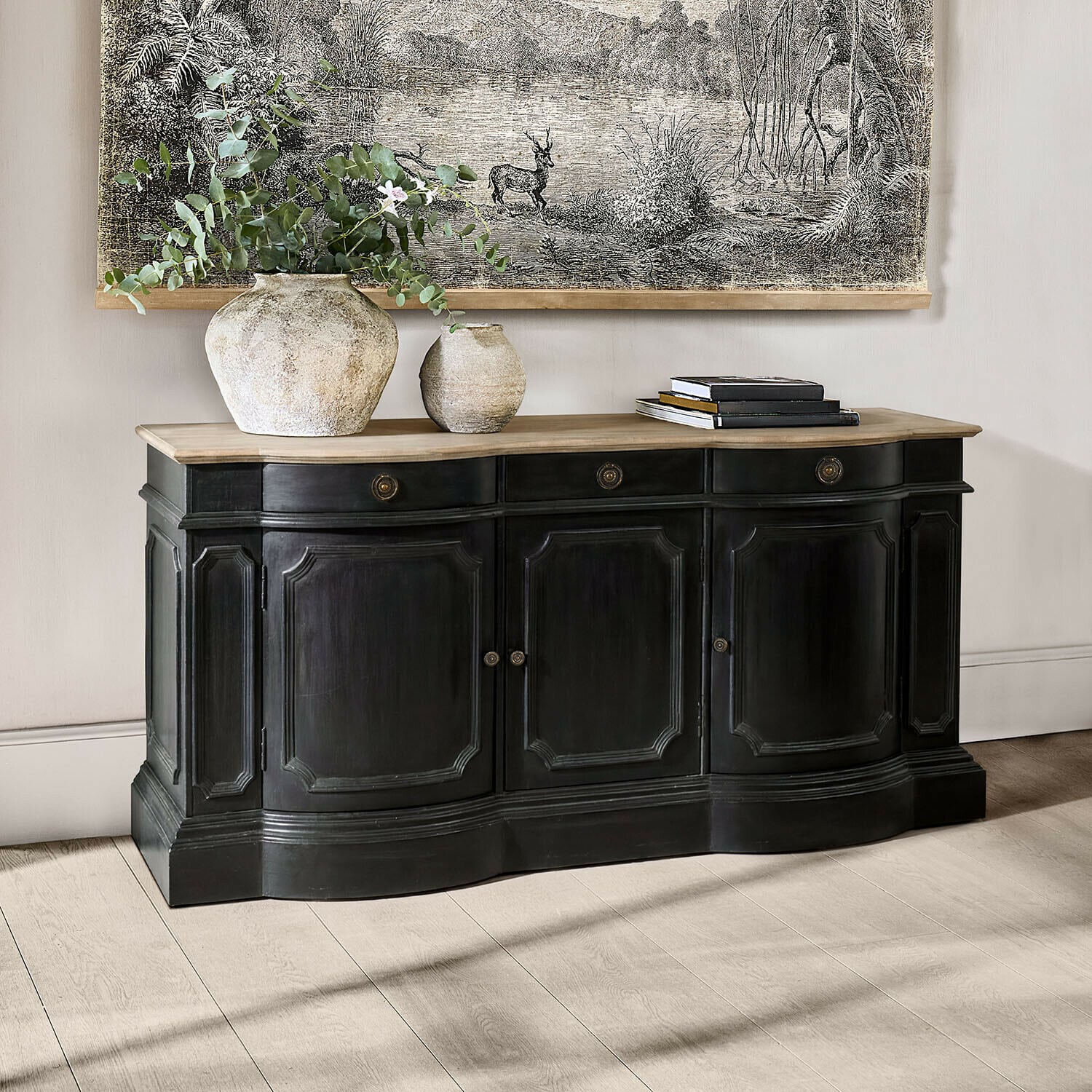 Sideboard Rélovine Schwarze Holzkommode mit hellem Holzplatte, dekoriert mit Vasen und Büchern, klassisches Design
