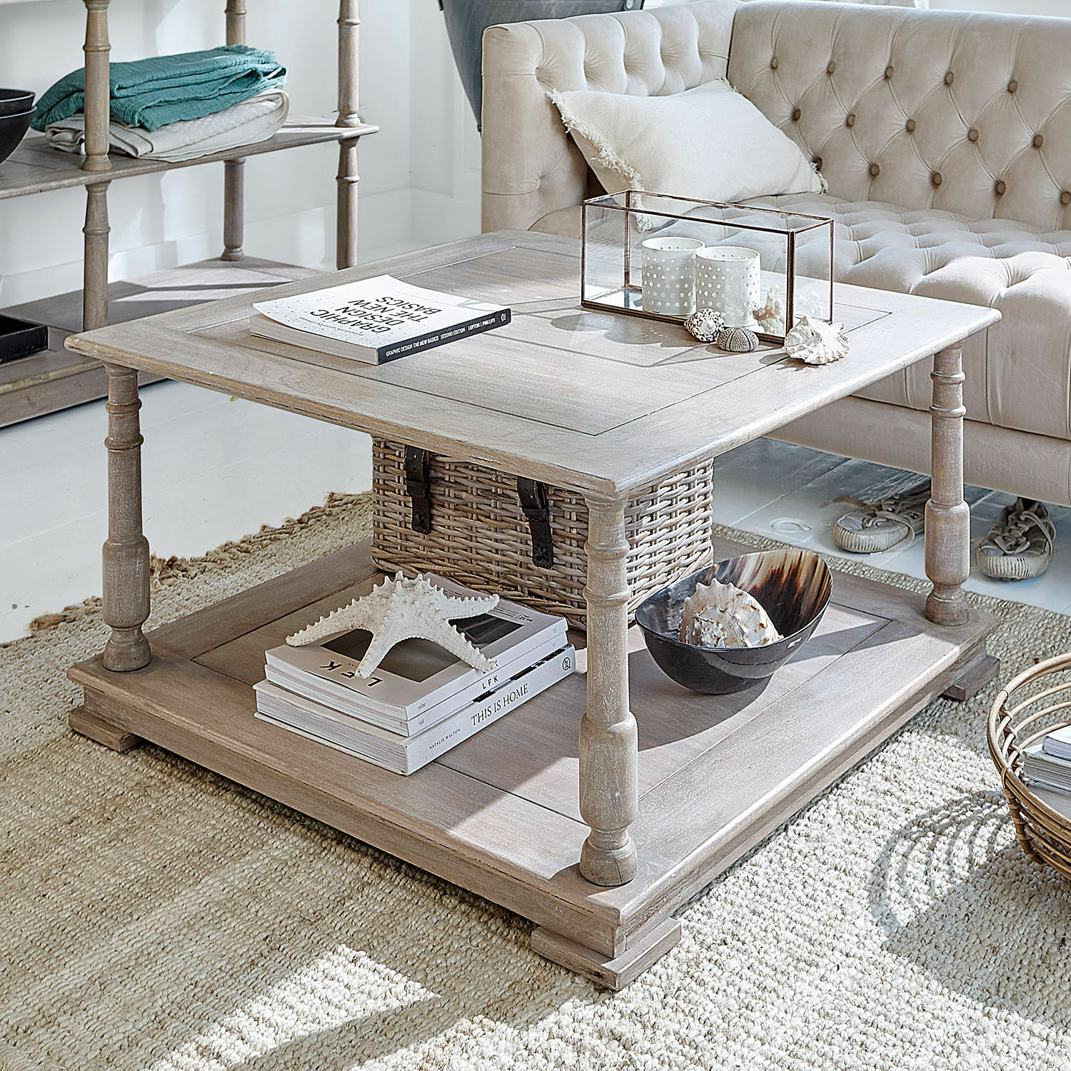 Couchtisch Laneuvelle Quadratischer Couchtisch aus hellem Holz mit Ablage und Dekorationen auf Teppich im Wohnzimmer