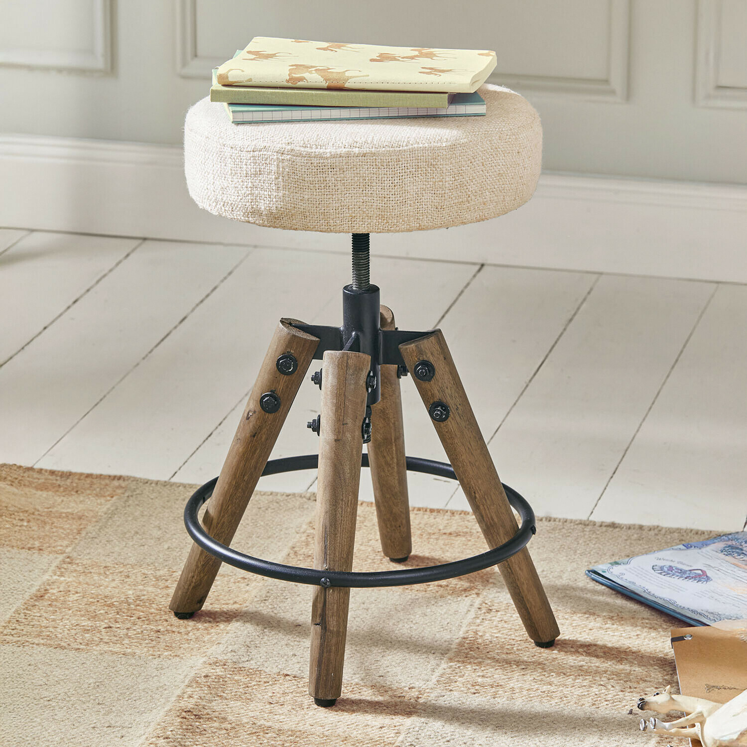 Kinderhocker Twist Hocker mit verstellbarem Sitz aus beigem Stoff und Holzbeinen mit schwarzem Metallring