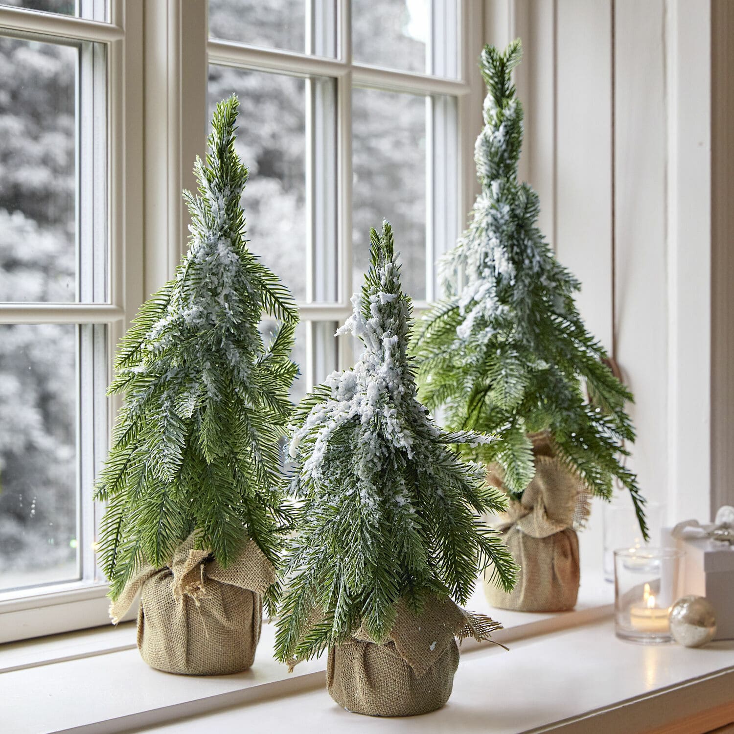 Deko-Baum 3er Set Selitor Drei künstliche Tannenbäume mit grünen Zweigen und Kunstschnee in Jutesäcken auf Fensterbank