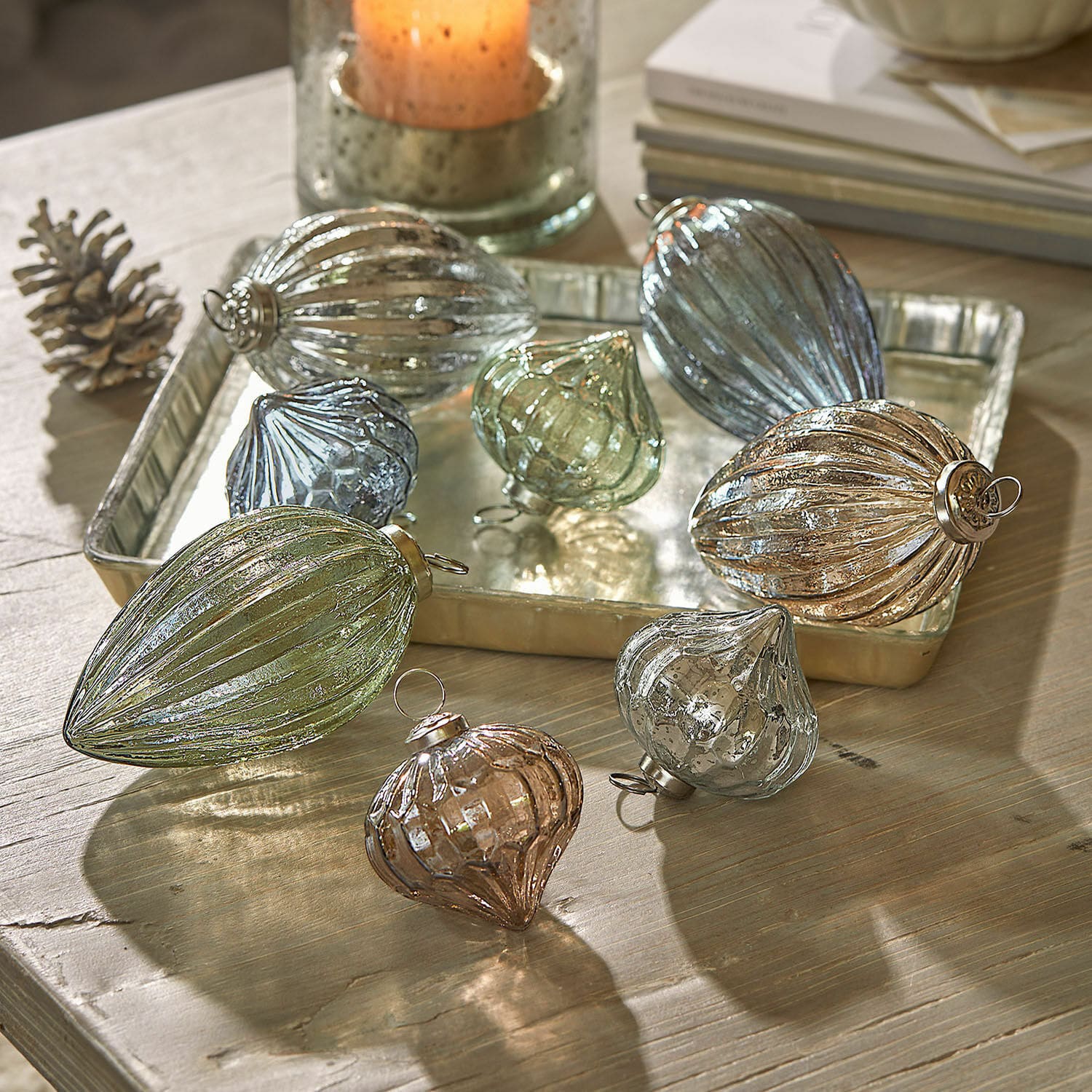 Weihnachtskugeln 8er Set Azélisse Set aus gläsernen Weihnachtsanhängern in verschiedenen Formen und Farben auf Holztisch