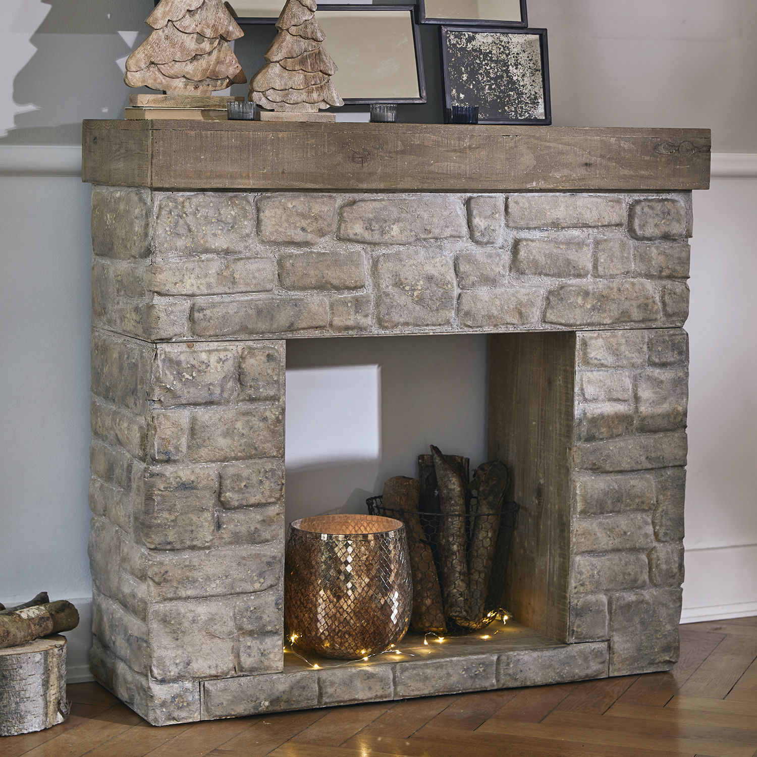 Kaminkonsole Evreux Dekorativer Kamin aus Stein und Holz in Naturtönen mit Deko und LED-Lichterkette