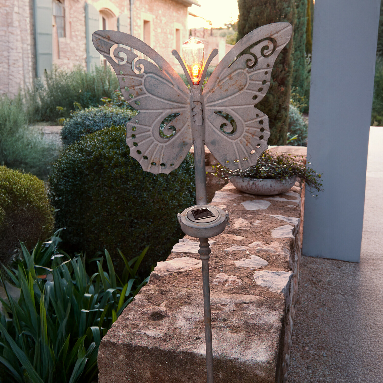 Gartenleuchte in Schmetterlingsform aus grauem Metall mit Solarpanel und leuchtender LED-Glühbirne