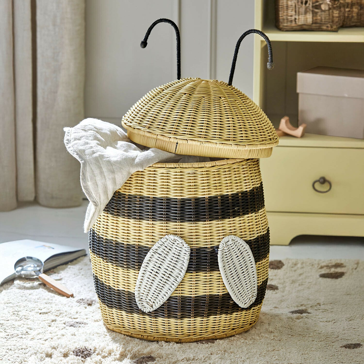 Hummelkorb Fluttery Wäschekorb aus Rattan in Bienenform mit natürlichen und schwarzen Streifen zur Aufbewahrung von Kleidung