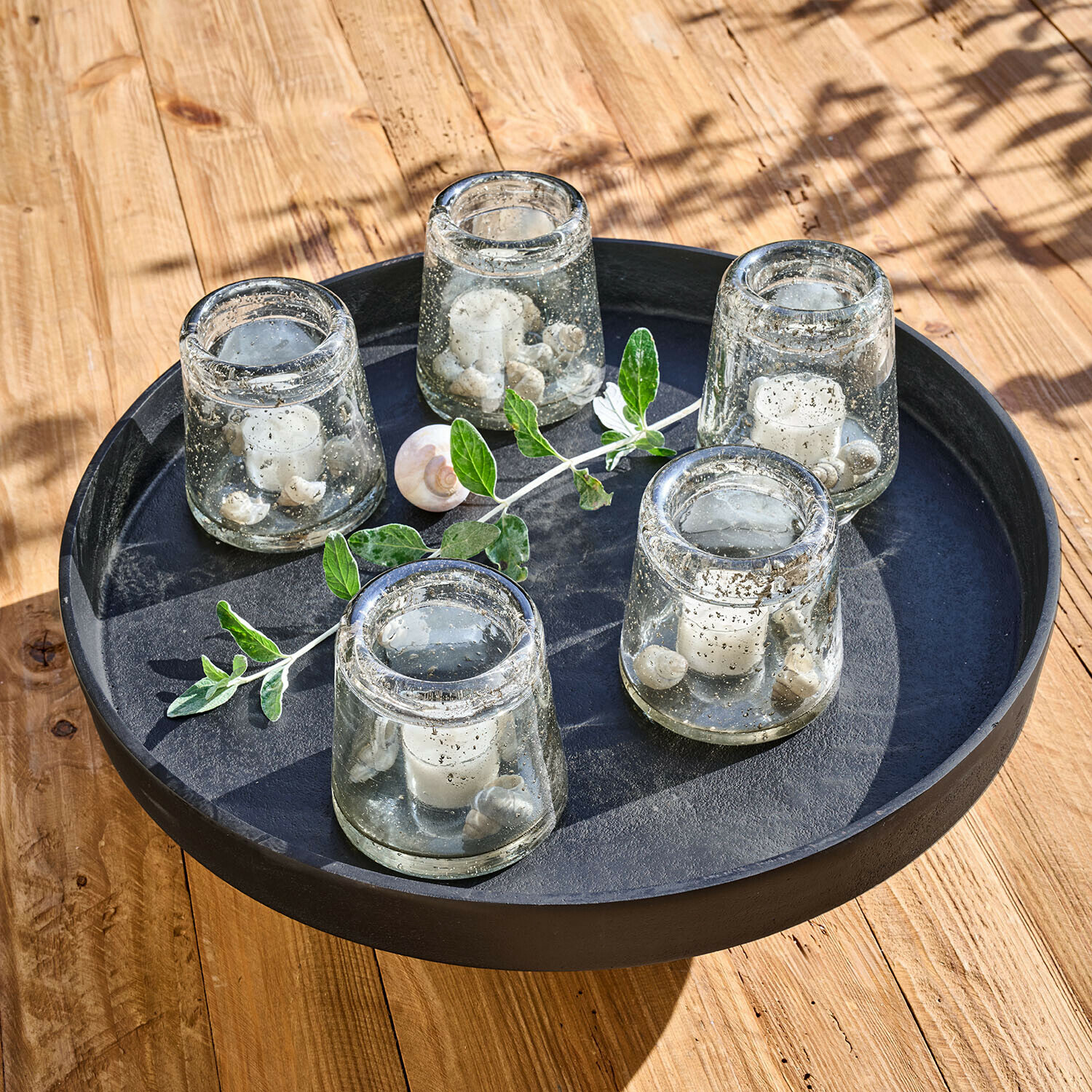 Windlicht 5er Set Novalio Set aus fünf Glas-Teelichthaltern mit weißen Kerzen und Muscheln auf schwarzem Metalltablett