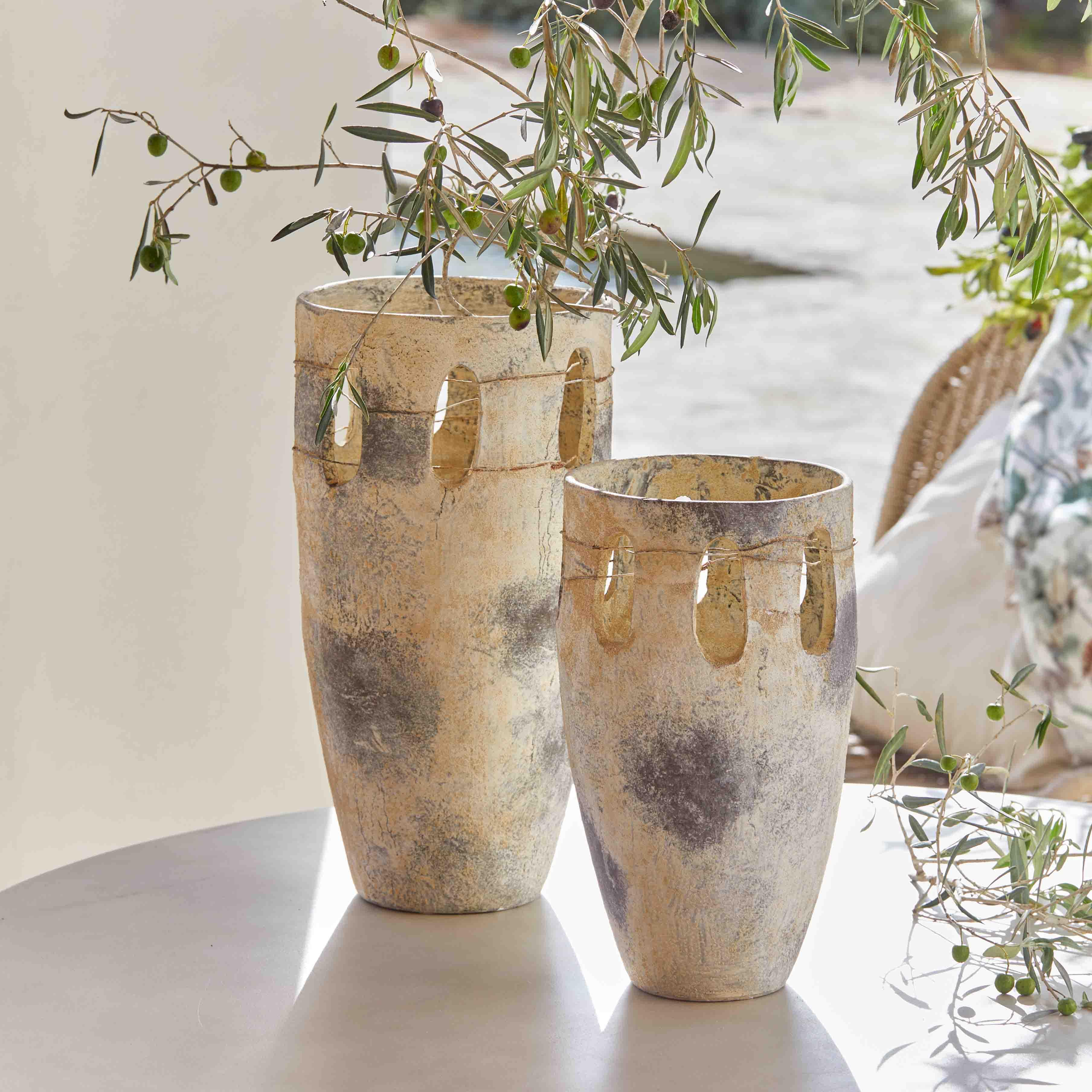 Zwei beige-graue Keramikvasen mit ovalen Aussparungen, stilvolle Tisch- und Wohnraumdekoration