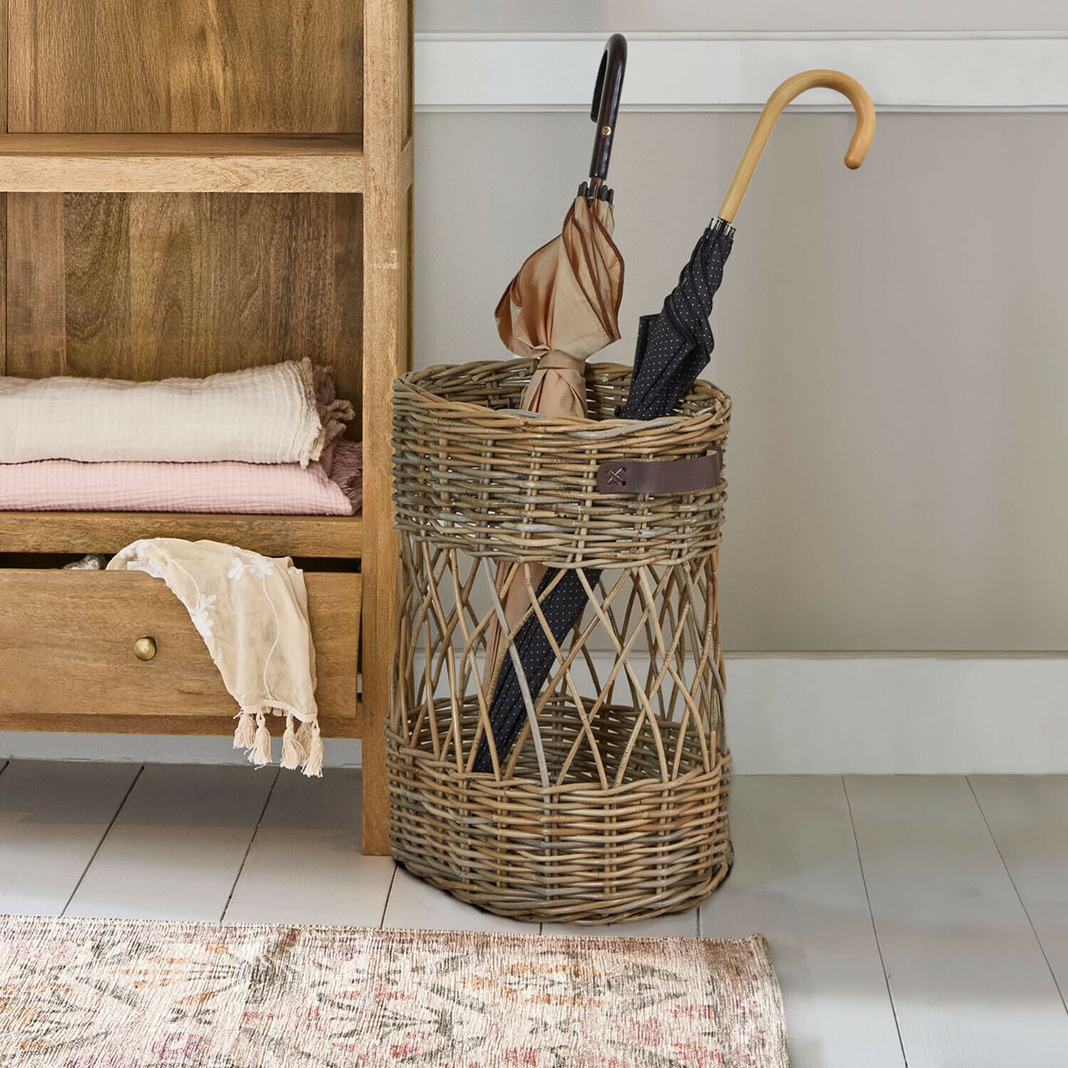 Schirmständer Lorviano Runder Regenschirmständer aus natürlichem Rattan, praktisches Wohnaccessoire für den Flur