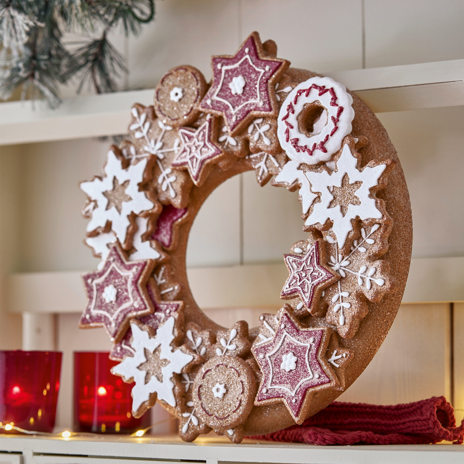 Weihnachtlicher Deko-Kranz mit braunen und weißen Lebkuchen-Sternen und Schneeflocken aus Zuckerguss