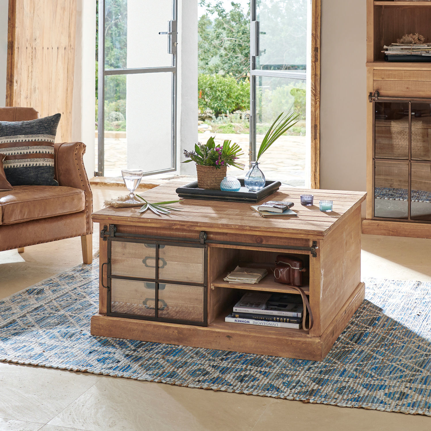 Couchtisch Finegand Holz-Couchtisch mit Metalltüren und offenen Fächern, natürlicher Farbton, Wohnzimmermöbel
