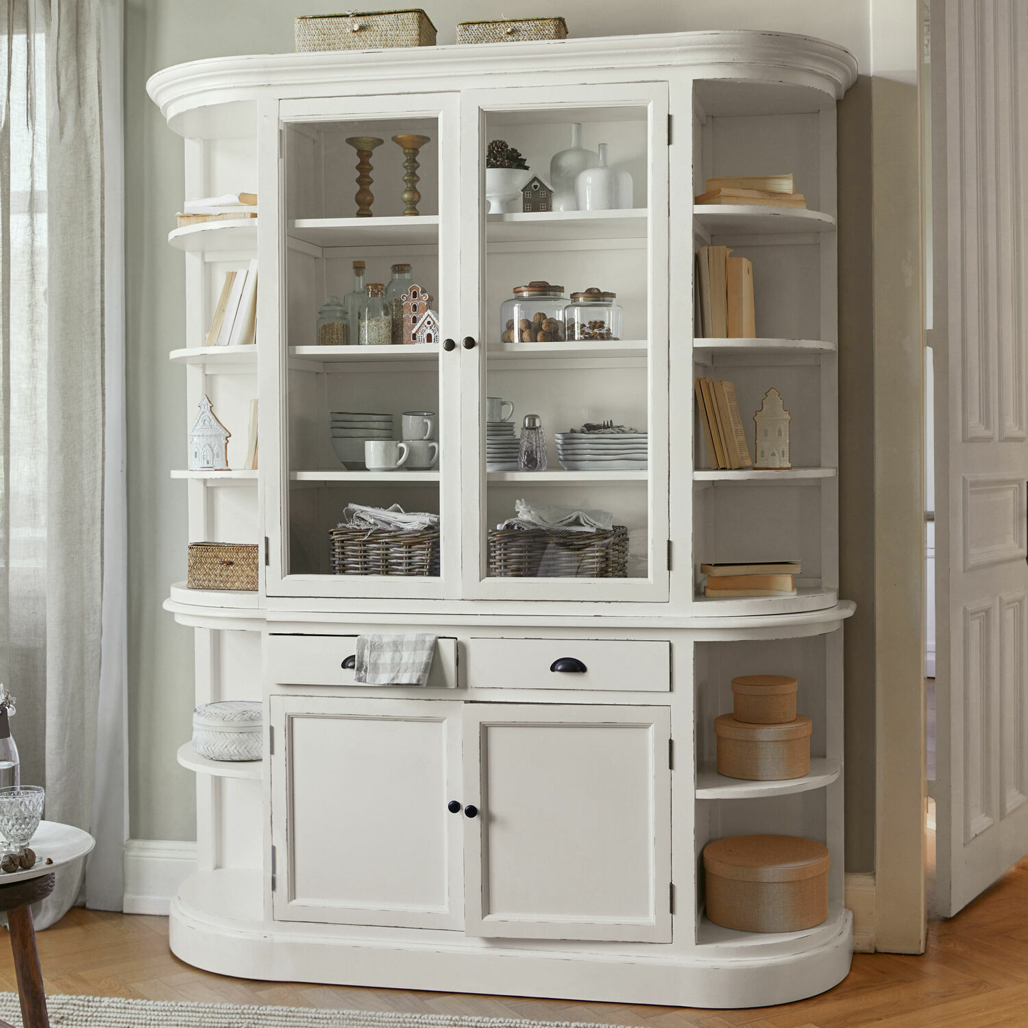 Schrank Louisiana Weiße Holzvitrine mit Glastüren und seitlichen Regalen für Bücher und Dekorationen