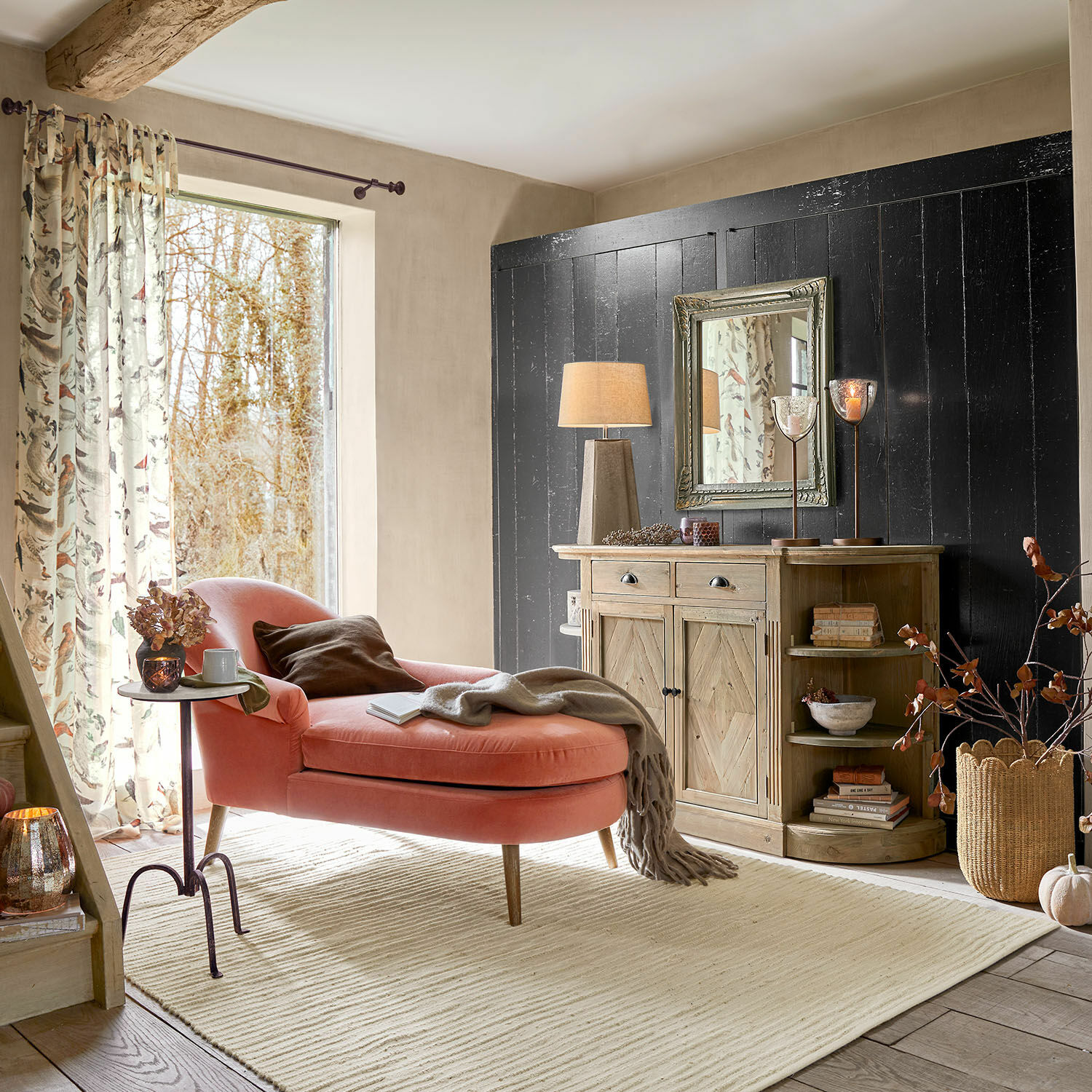 Teppich Gentilla Rosa Samt-Chaiselongue in gemütlichem Wohnzimmer mit Holzkommode und Lampe auf beigem Teppich