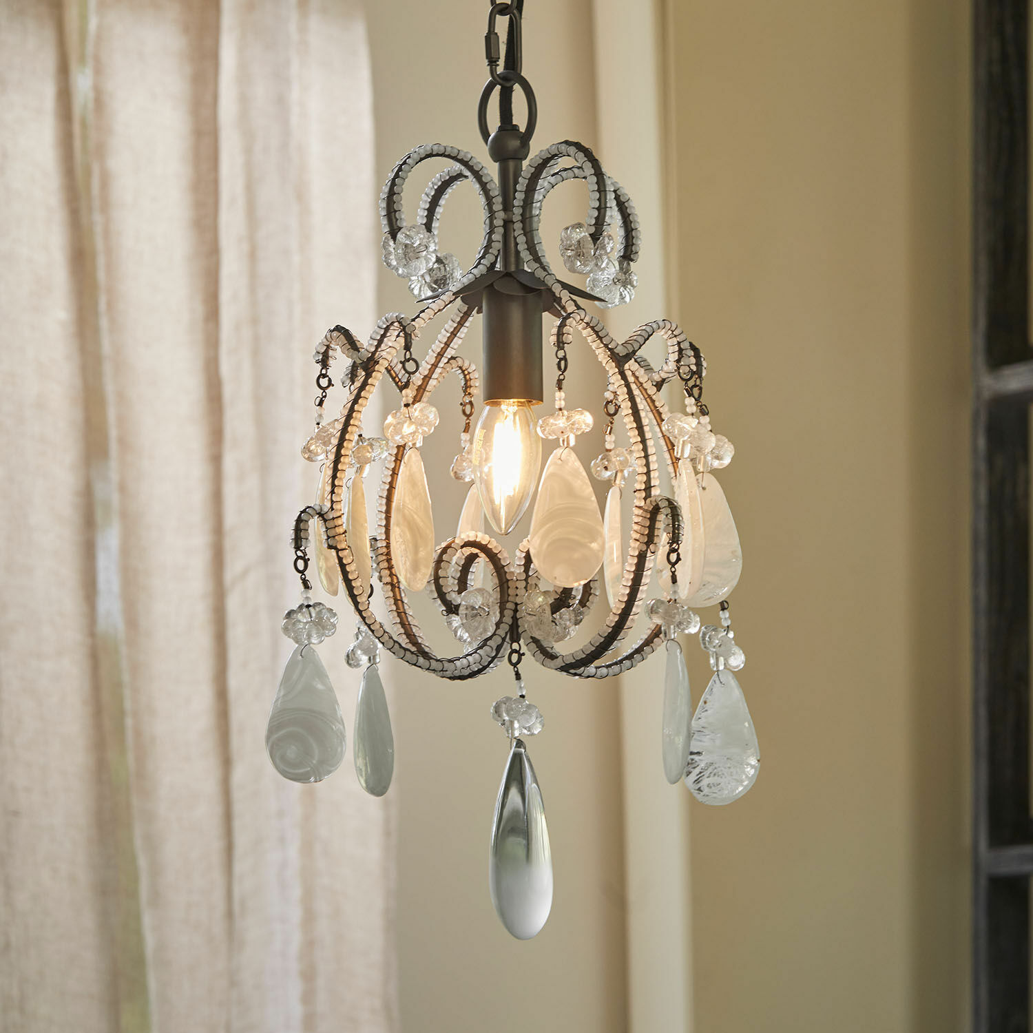 Hängelampe mit Metallgestell und transparenten Glasanhängern im Vintage-Stil für dekorative Beleuchtung