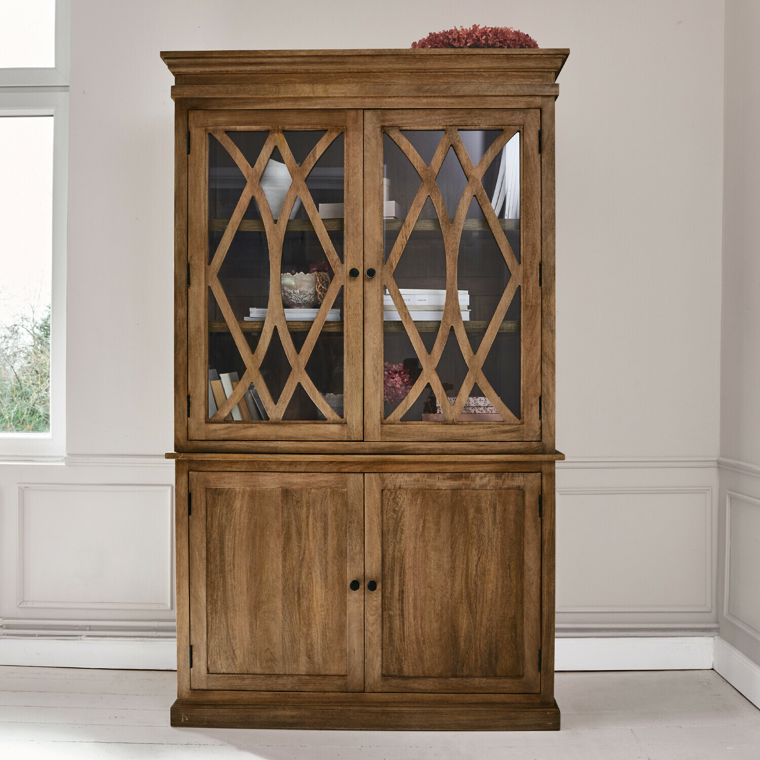 Schrank Oakminster Holzvitrine mit dekorativen Glastüren und unterem Teil aus massivem Holz in natürlicher Farbe