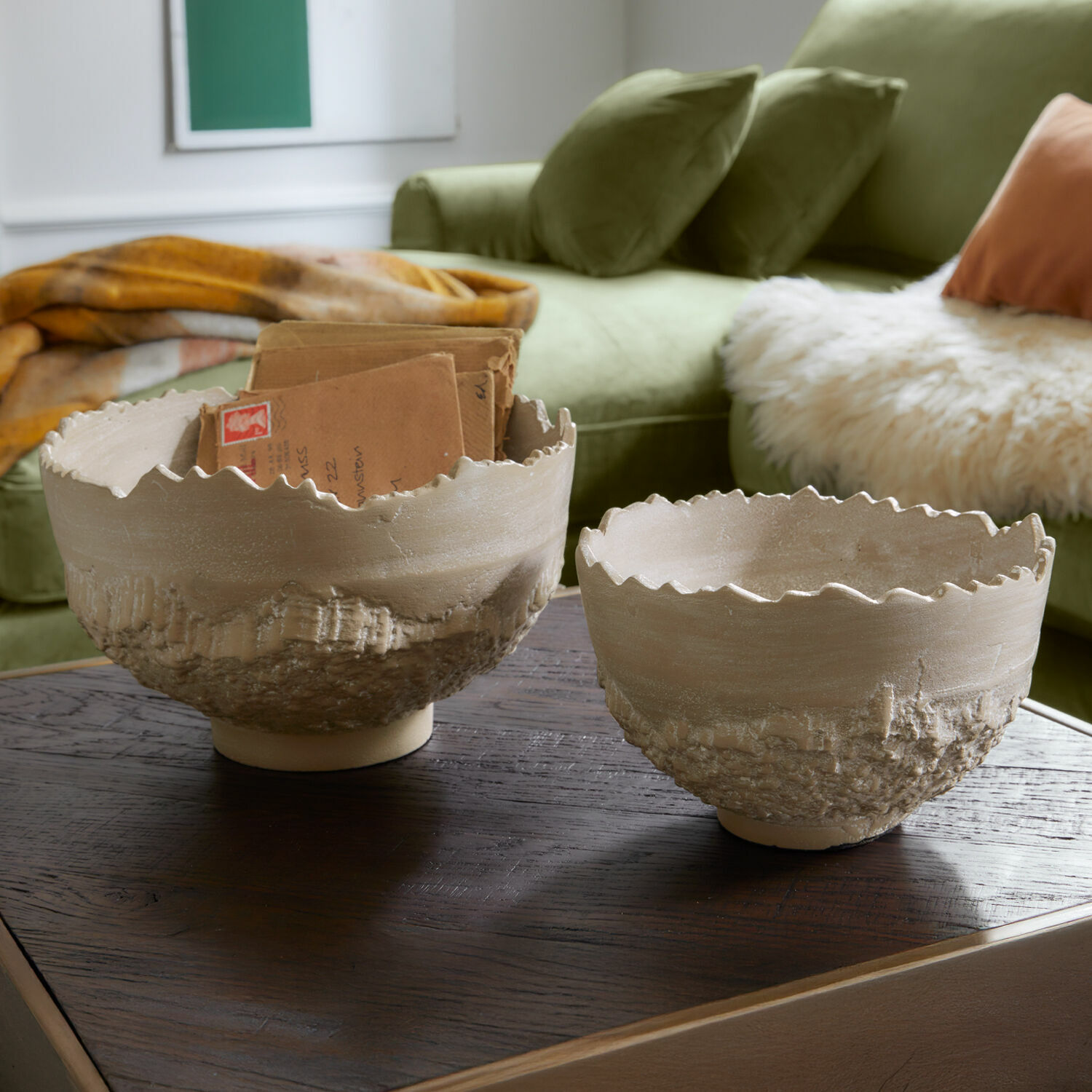 Schale 2er Set Alvendra Zwei beige Keramikschalen mit rauer Struktur und welligem Rand auf einem Holztisch