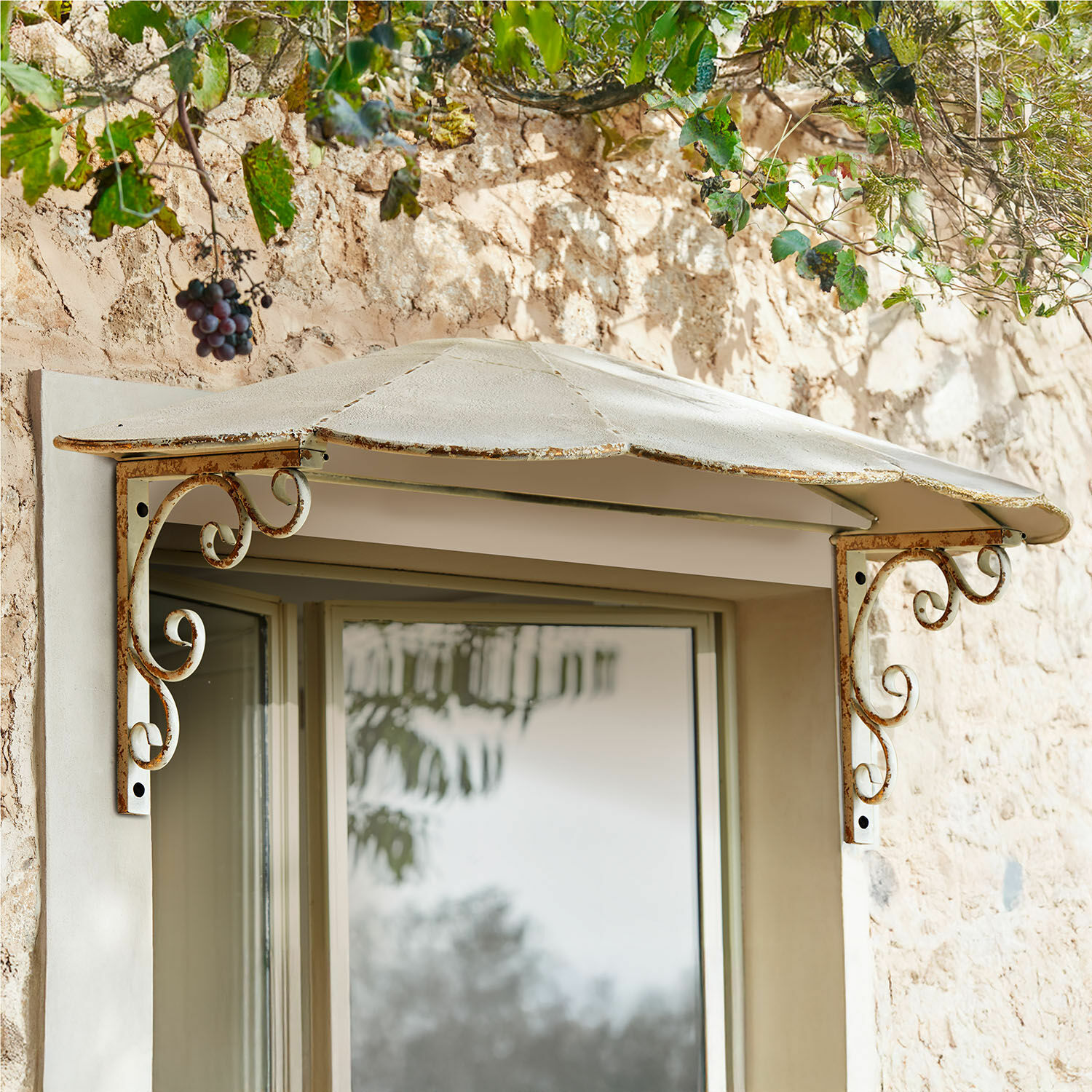 Vordach Goralen Metallischer cremefarbener Fensterladen mit dekorativen Halterungen und antikem Look