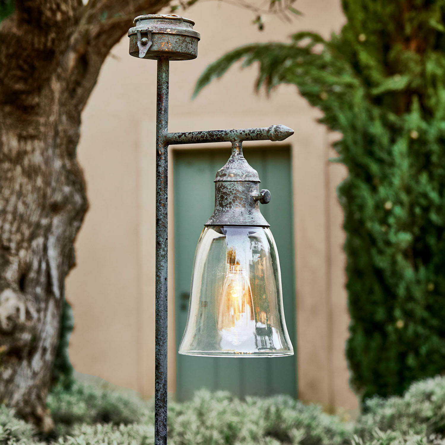Solar-Laterne Kobina Außenlampe aus Metall mit antikem Finish und klarem Glasschirm für Gartenbeleuchtung