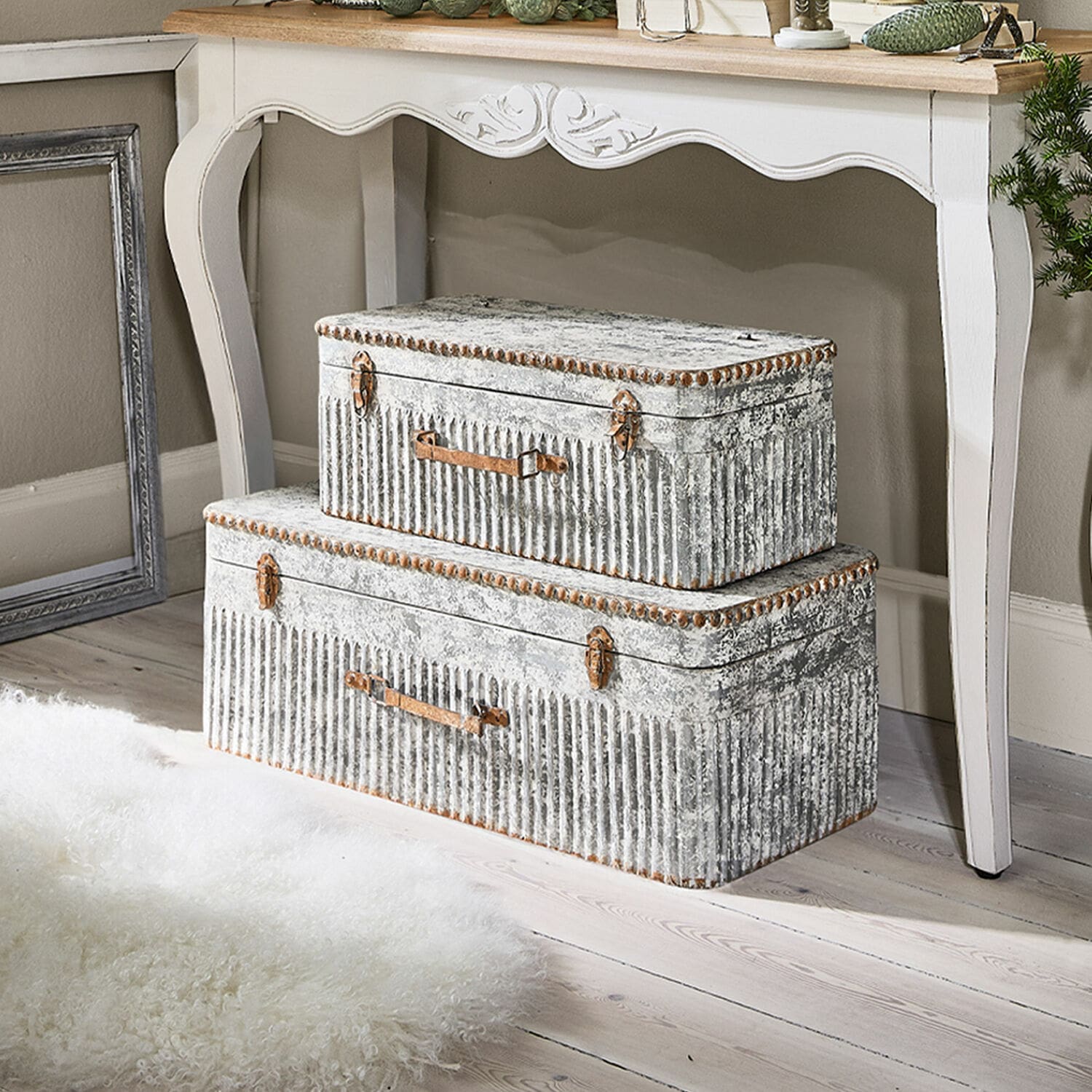 Truhe 2er Set Robyn Set aus zwei vintage Metallkoffern in Grau mit rostigen Griffen als dekorative Aufbewahrung