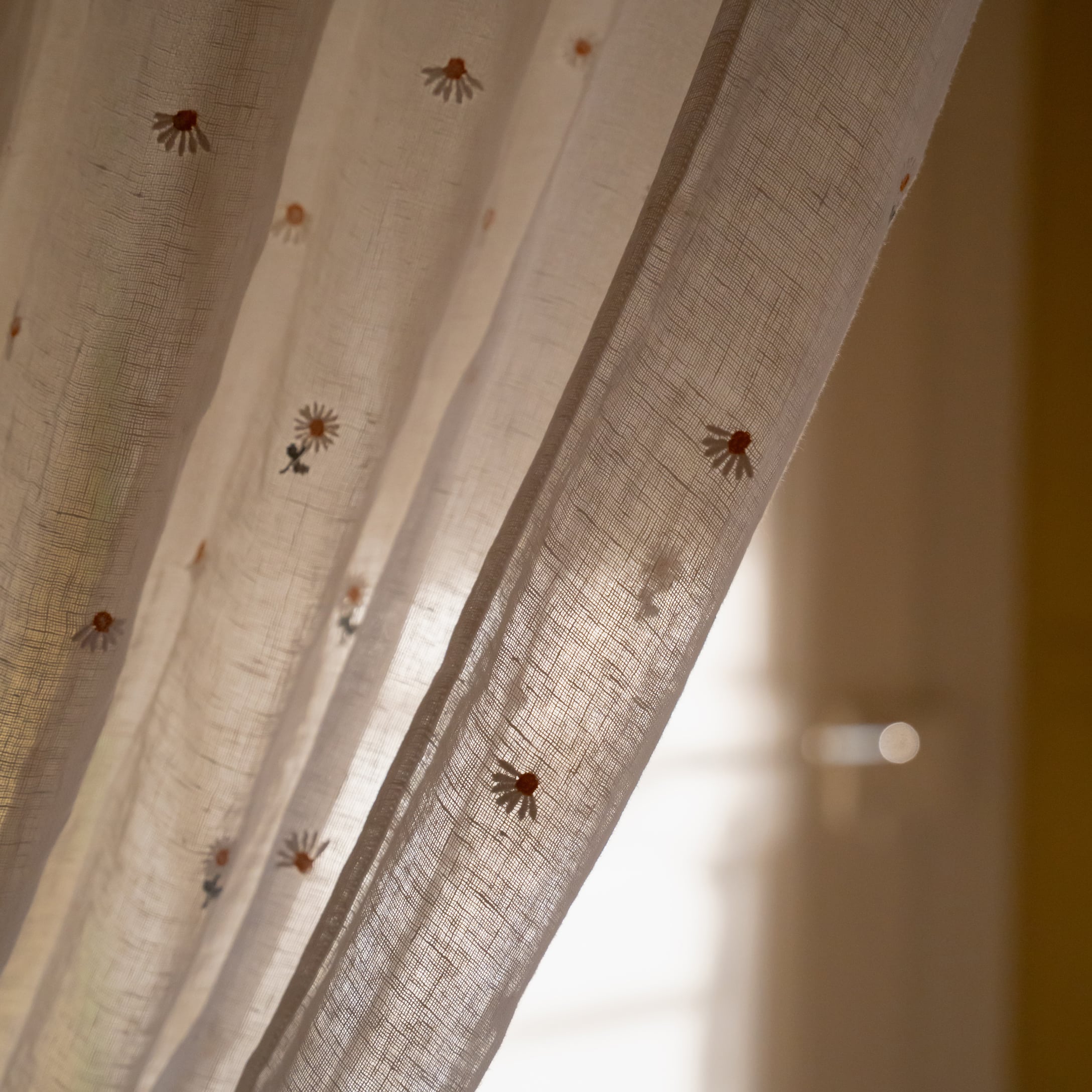 Transparenter weißer Vorhang mit zarten Gänseblümchen-Stickereien, leichter Stoff für Fensterdeko