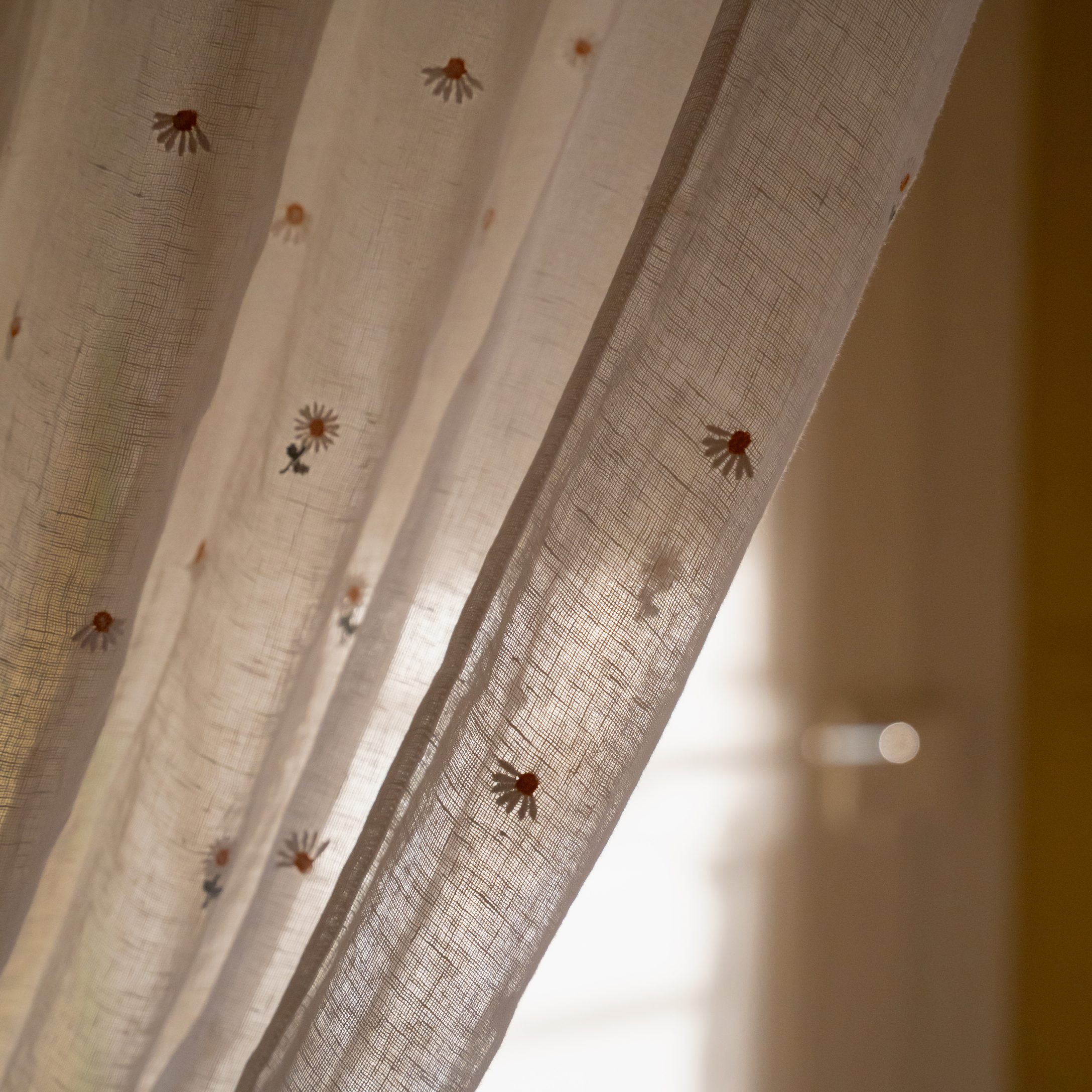 Transparenter weißer Vorhang mit zarten Gänseblümchen-Stickereien, leichter Stoff für Fensterdeko